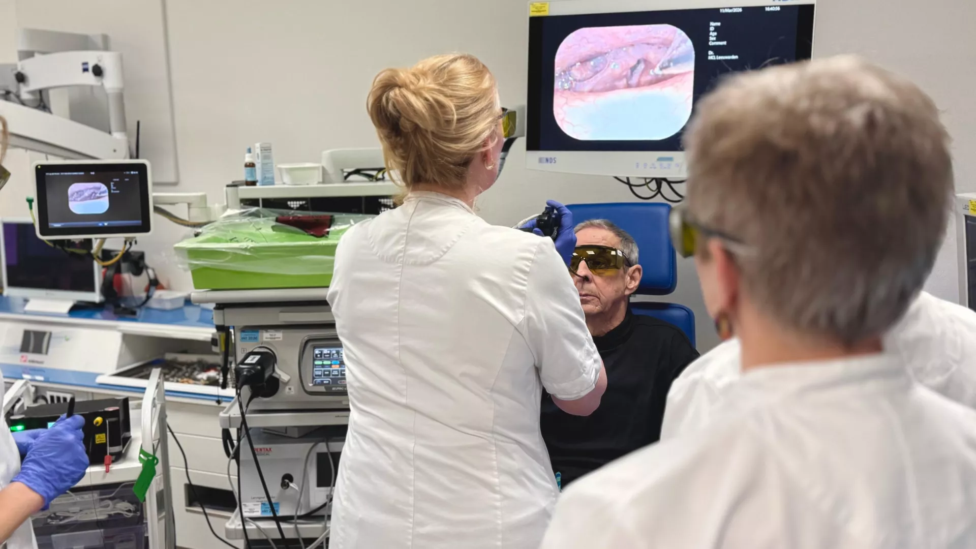 Medisch personeel voert een behandeling uit met behulp van lasertechniek.