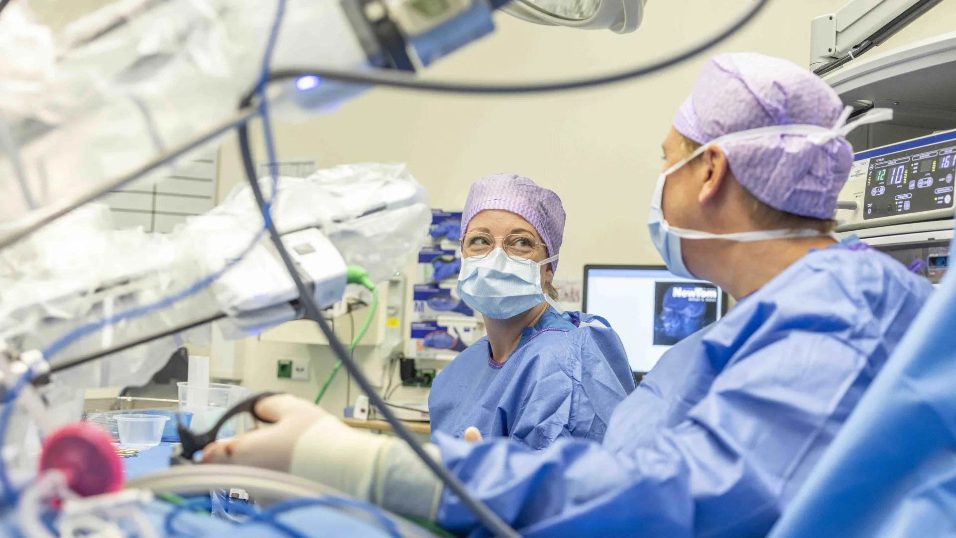 Medische professionals aan het werk in een operatiekamer.