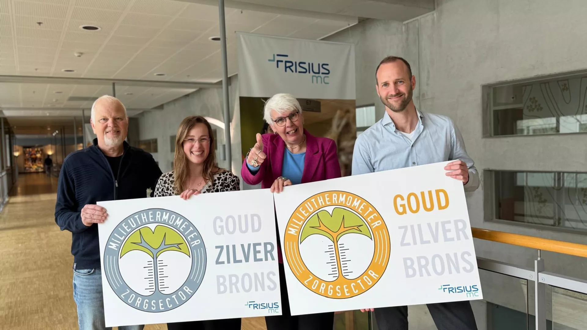 Medewerkers van Frisius MC poseren met het zilveren en gouden keurmerk.