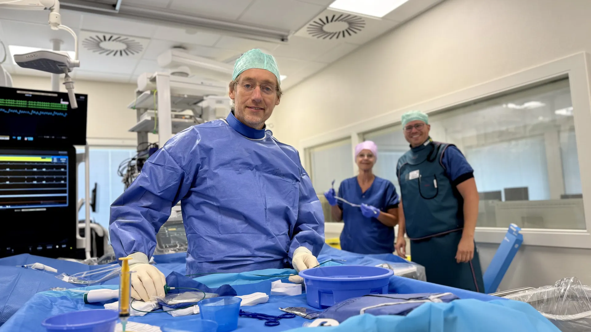 Medisch team van Frisius MC in operatiekamer met chirurgische instrumenten.