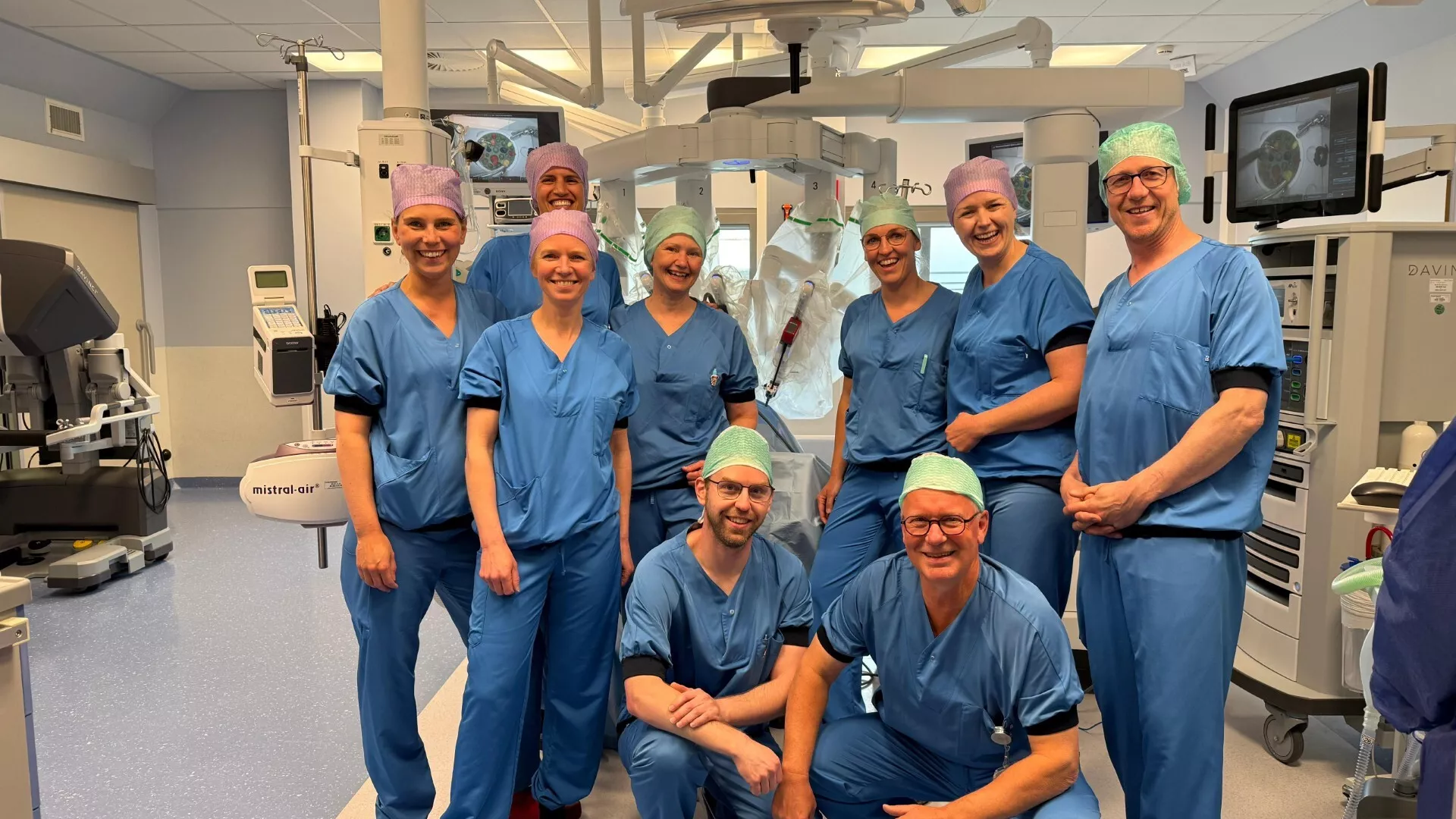 Een team van chirurgen in een operatiekamer.