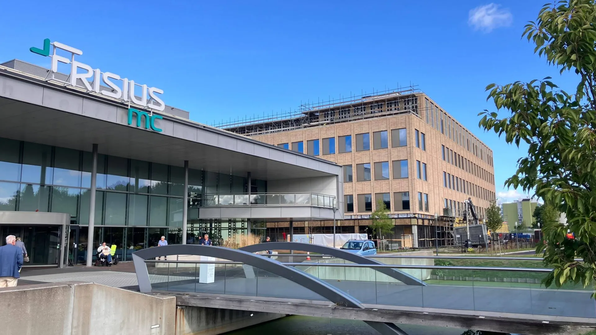 Buitenzicht van het ziekenhuisgebouw Frisius MC Leeuwarden met de nieuwbouw ernaast dat uit de stijgers is.