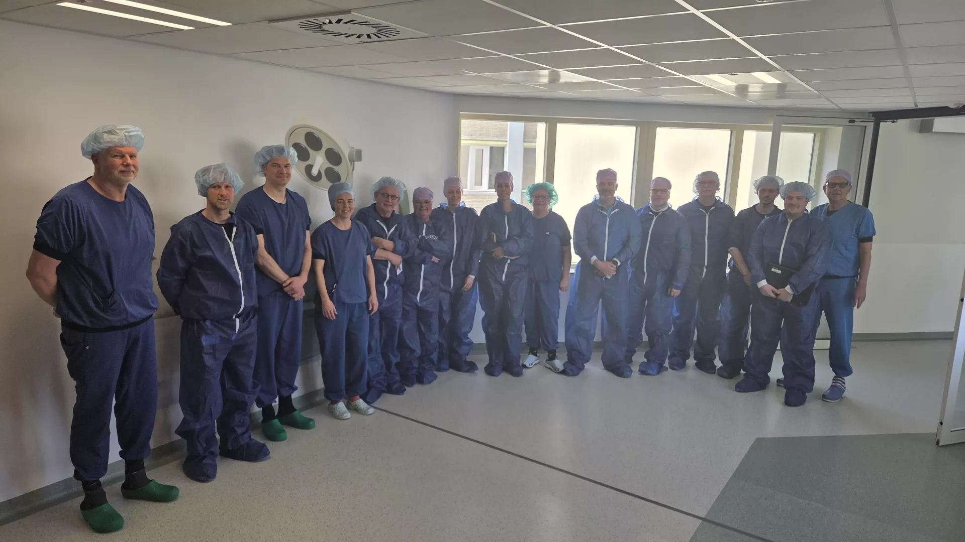 Een groep operatiemedewerkers in de gang van het ziekenhuis.