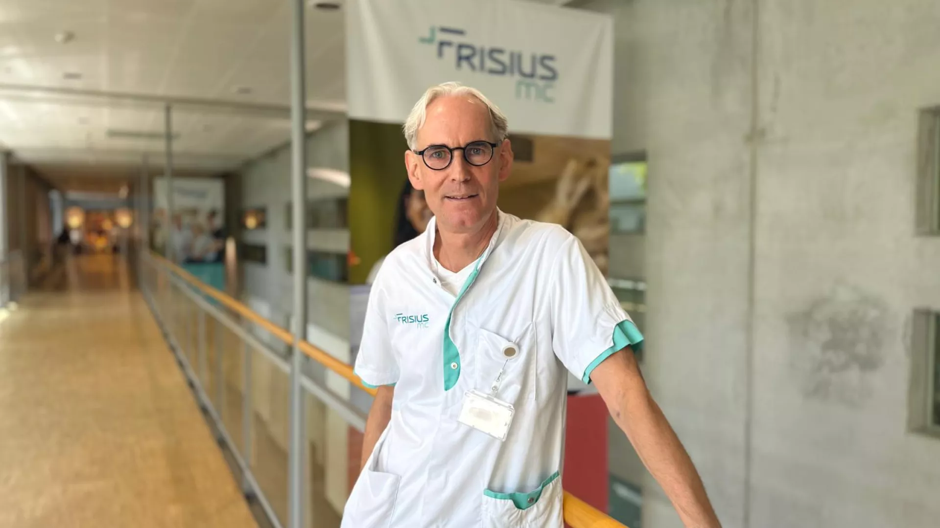 Medisch professional Erik van der Meij poseert in ziekenhuisgang.