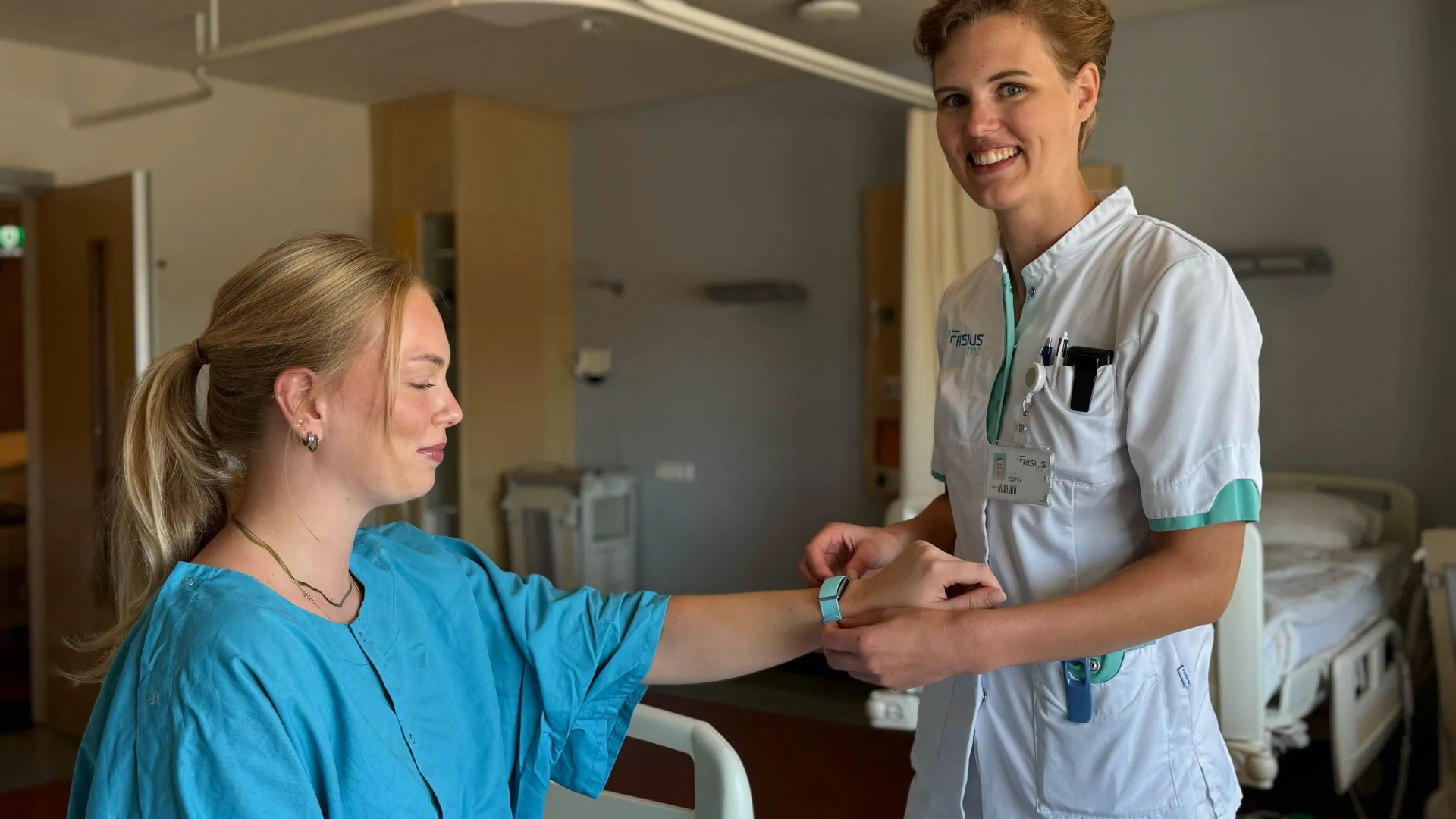 Een verpleegkundige sluit de cardiowatch Corsano aan bij een pati137ent.