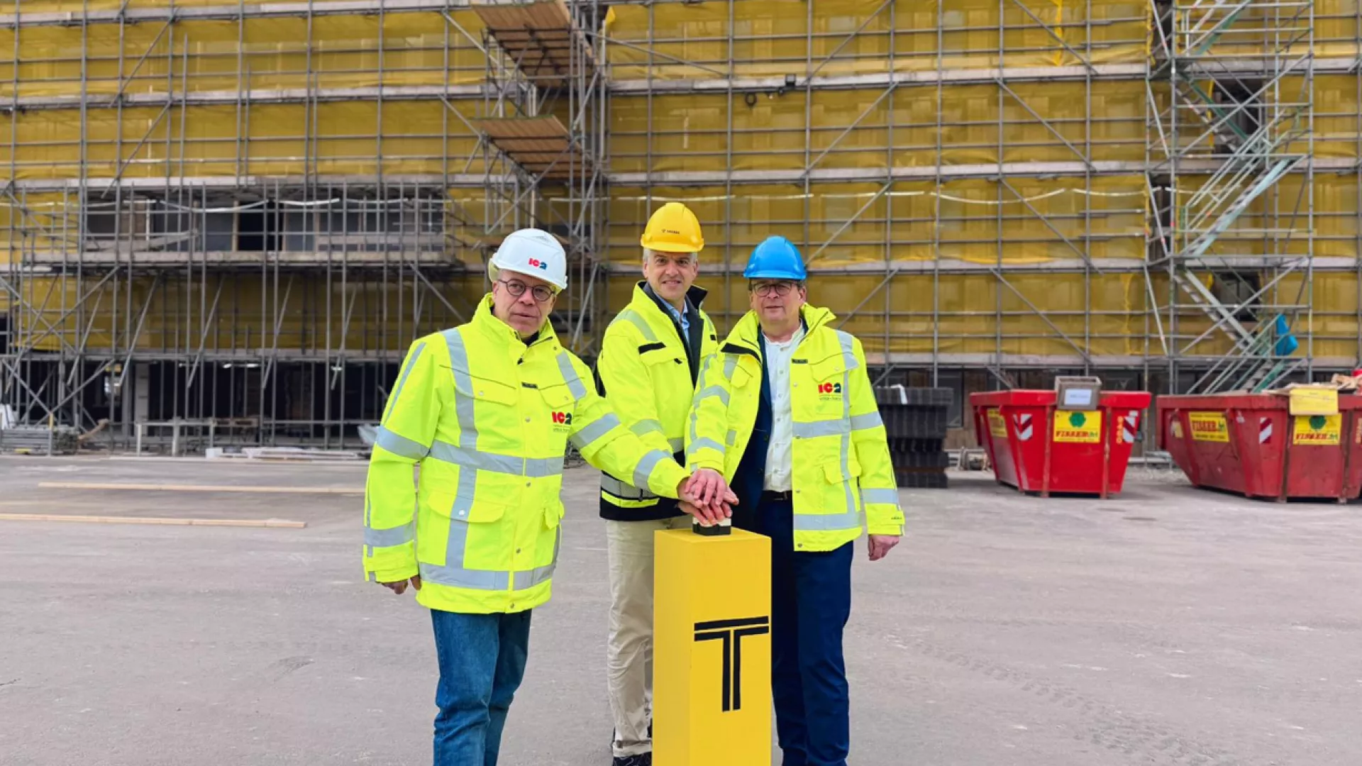 Drie directeuren in veiligheidskleding voor de nieuwbouw van Frisius MC.