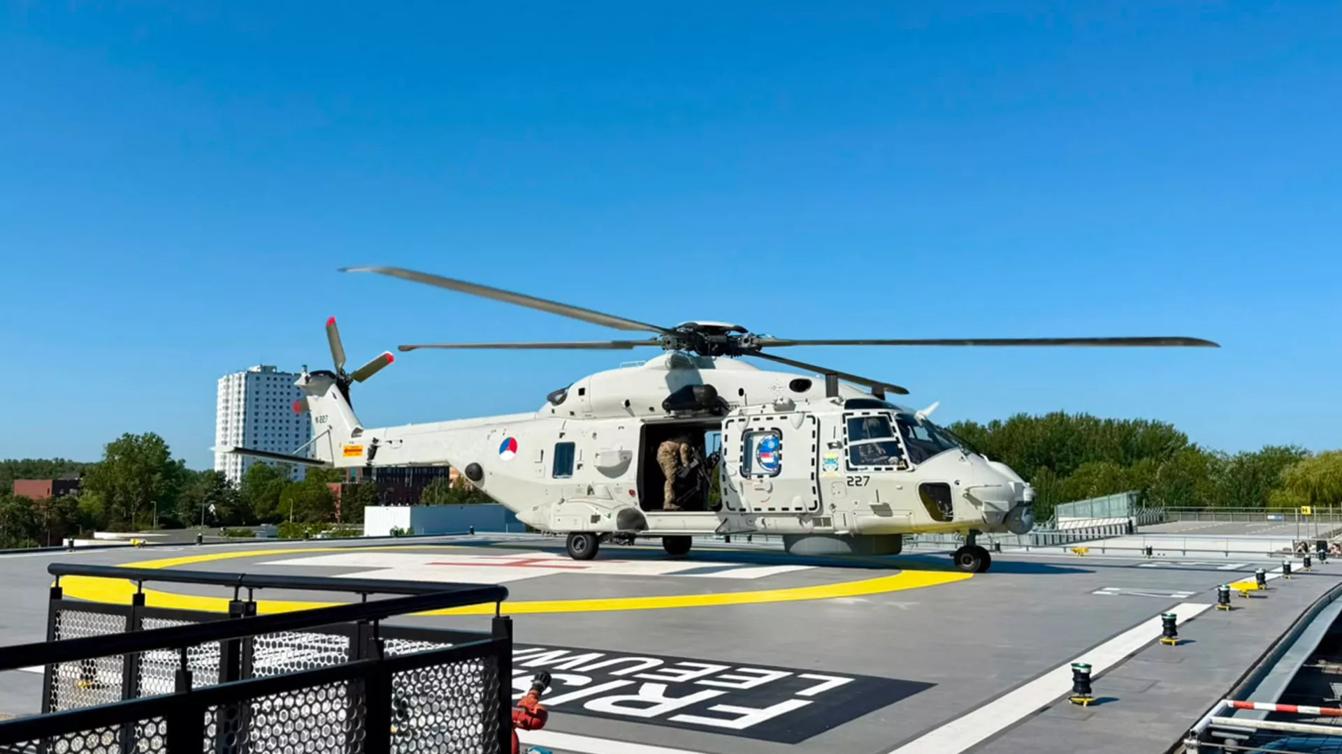 NH90-helikopter op de helihaven van Frisius MC.