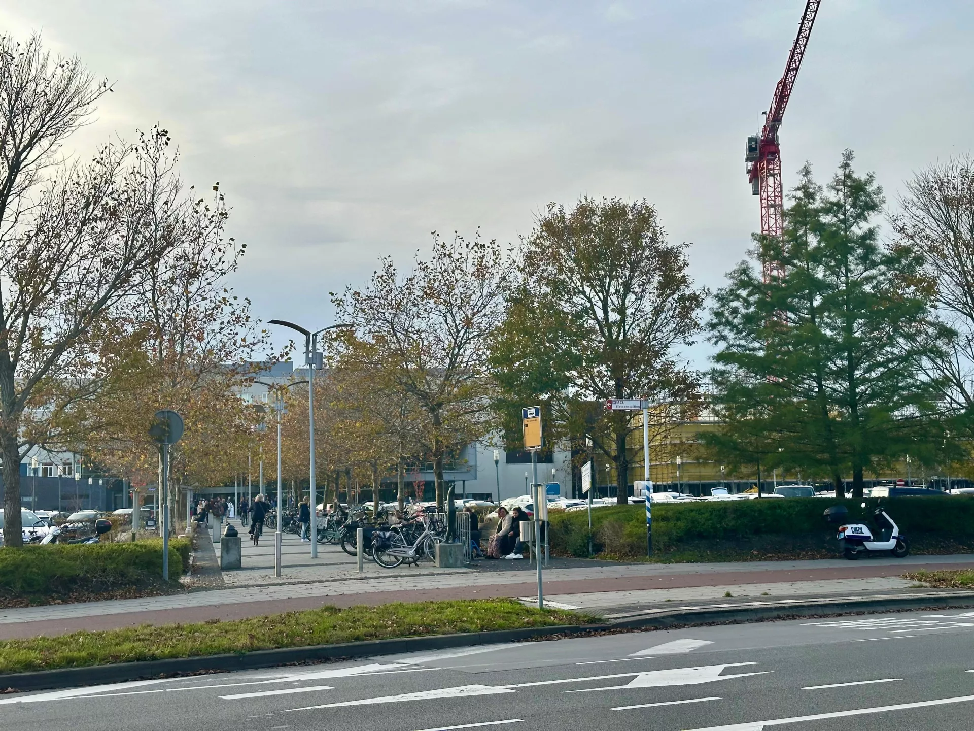 Een bushalte voor het ziekenhuis.