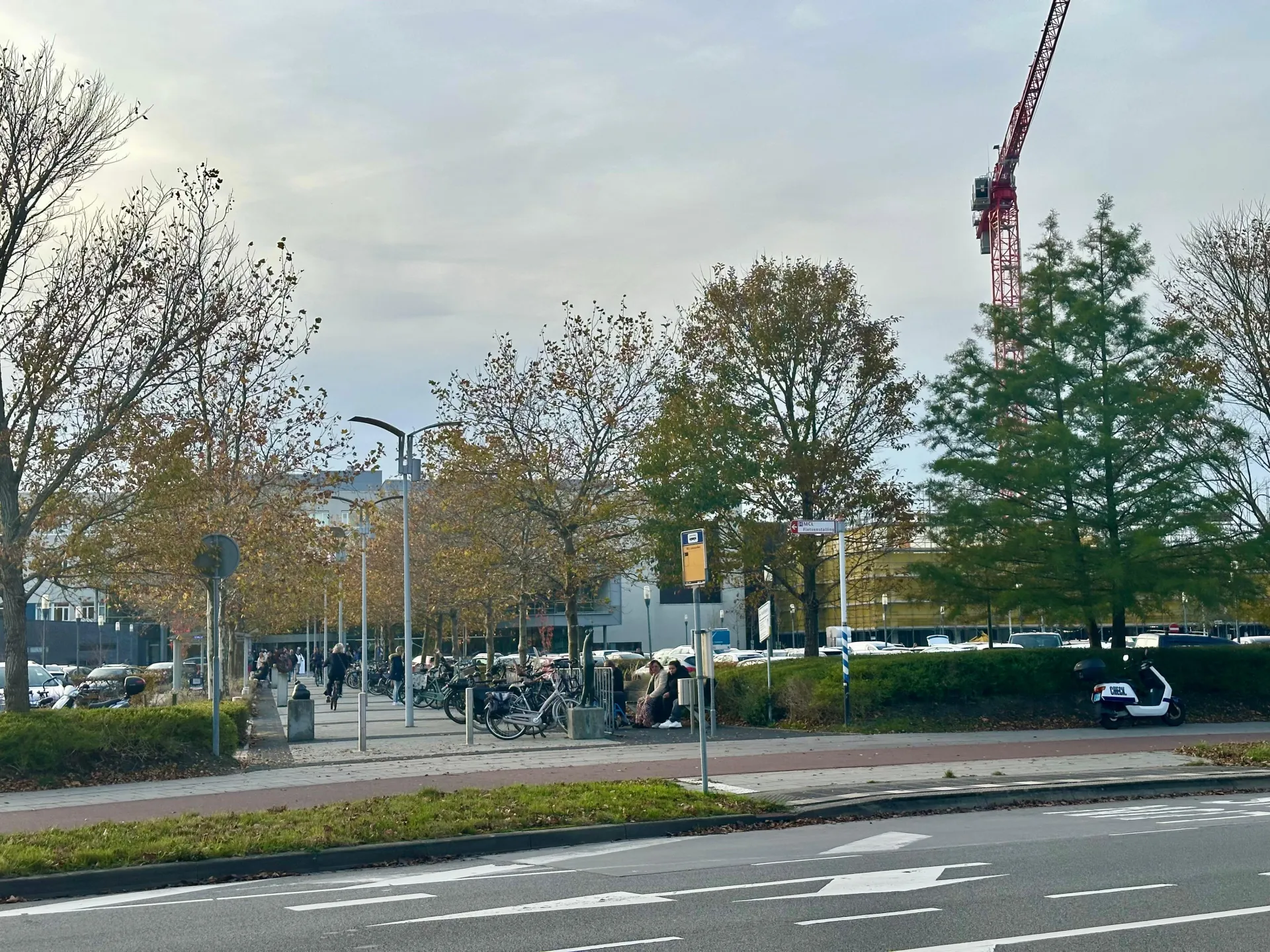 Een bushalte voor het ziekenhuis.