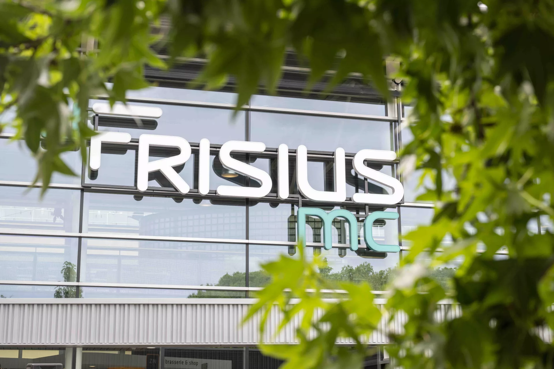 Logo Frisius MC op glasgevel.