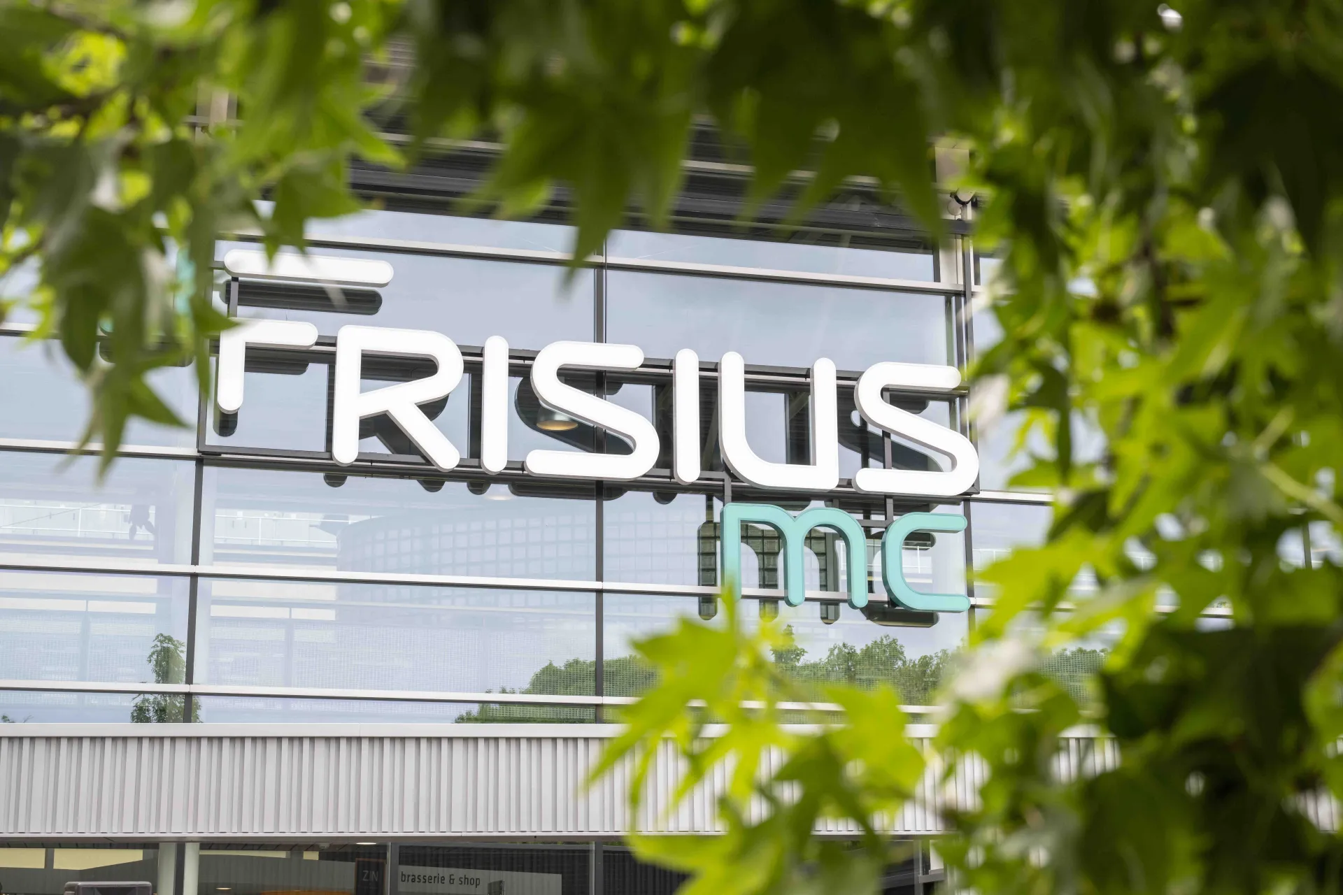 Logo Frisius MC op glasgevel.