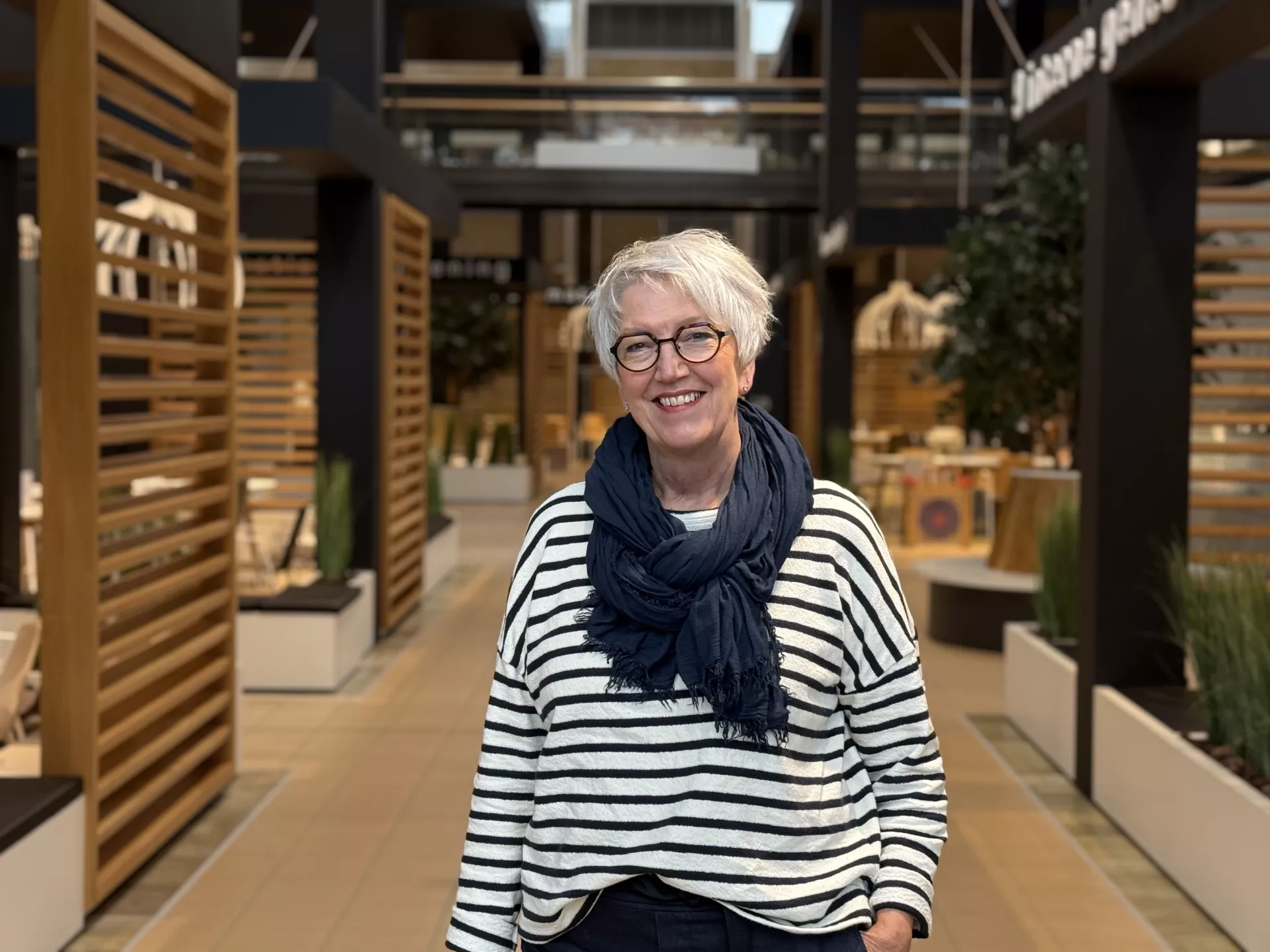 Anja Krol, lid cliëntenraad, in de gang van het ziekenhuis.