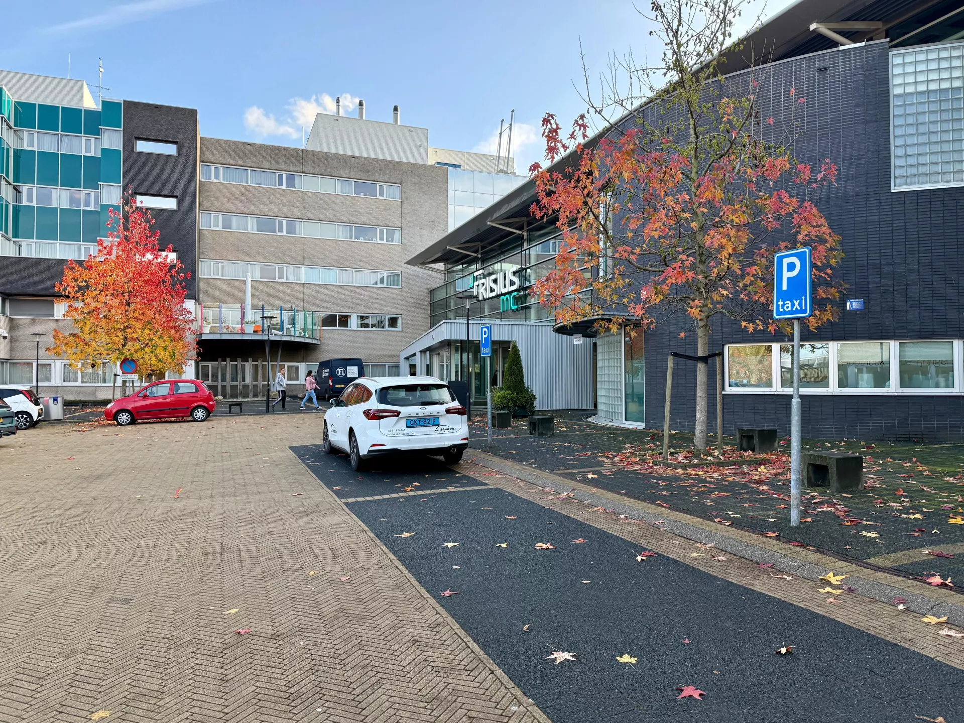 Parkeerplaats voor taxi's voor het ziekenhuis.