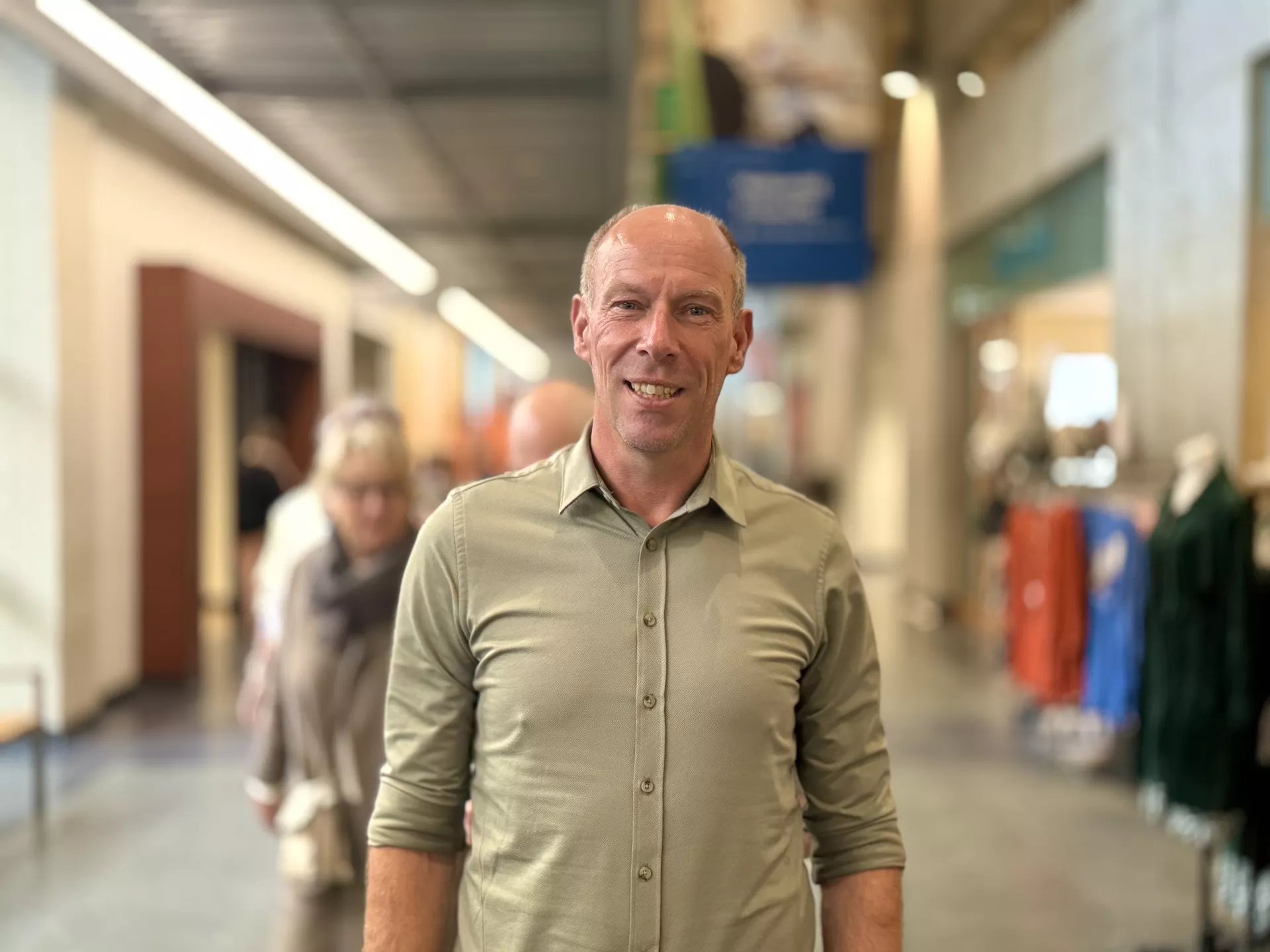 Bestuurslid Arno Huisman in de gang van het ziekenhuis.