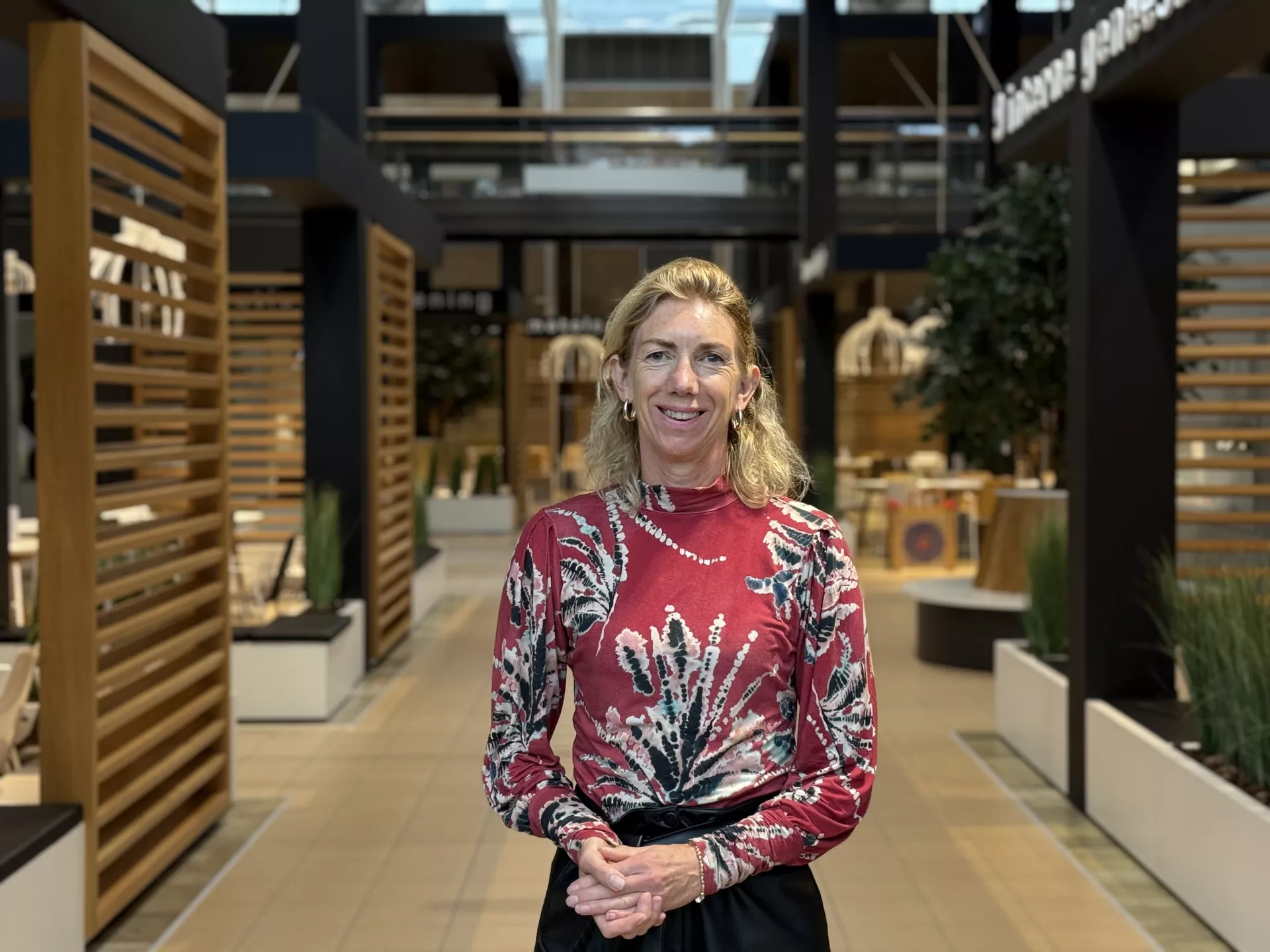 Tsjoltsje Roelevink, ondersteuning cliëntenraad, in de gang van het ziekenhuis.