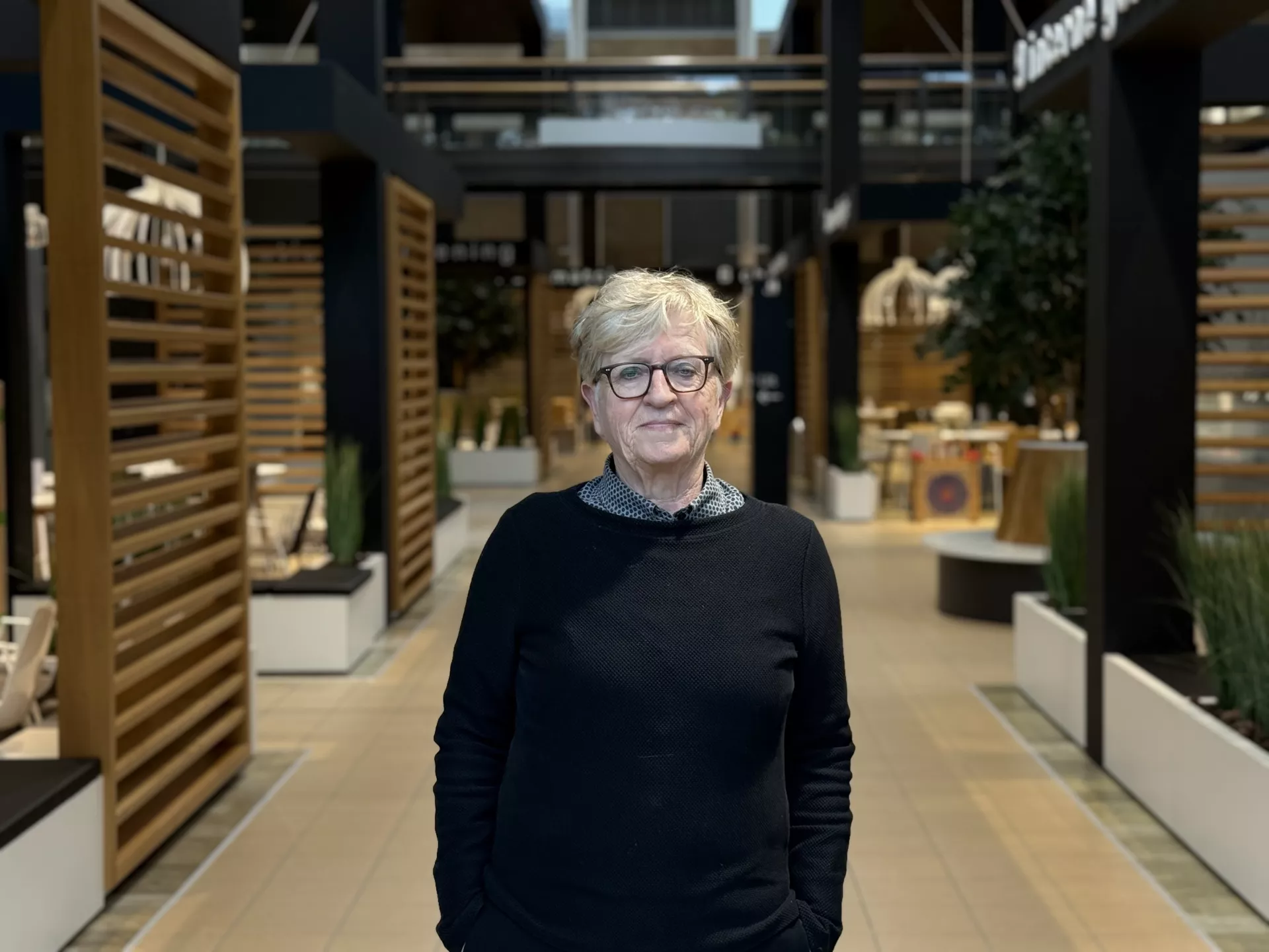 Hetty van Heck, lid cliëntenraad, in de gang van het ziekenhuis.