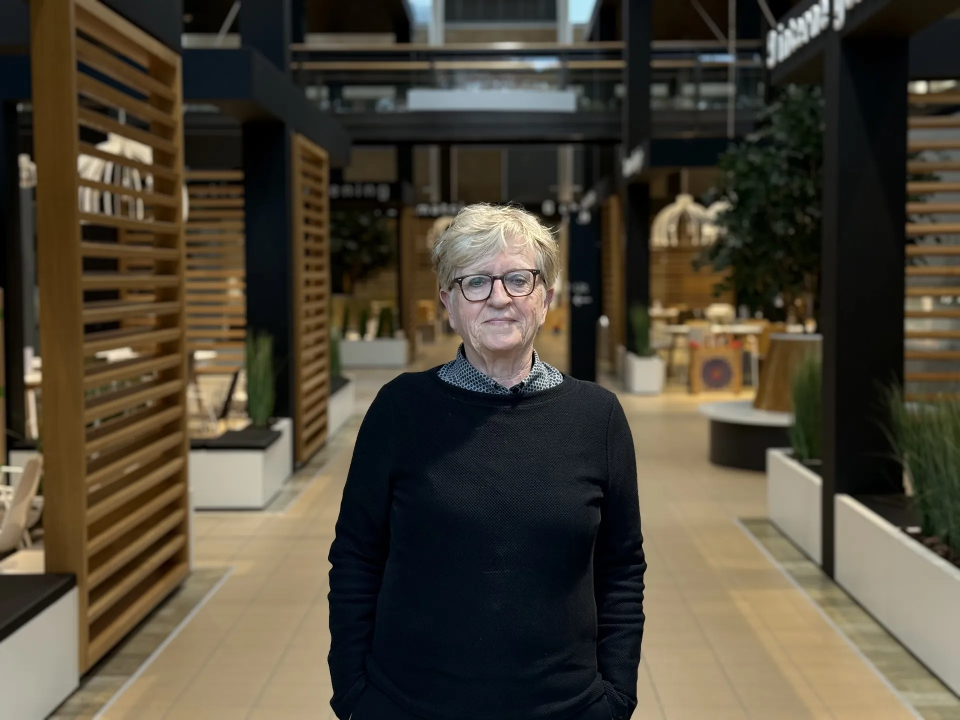 Hetty van Heck, lid cliëntenraad, in de gang van het ziekenhuis.