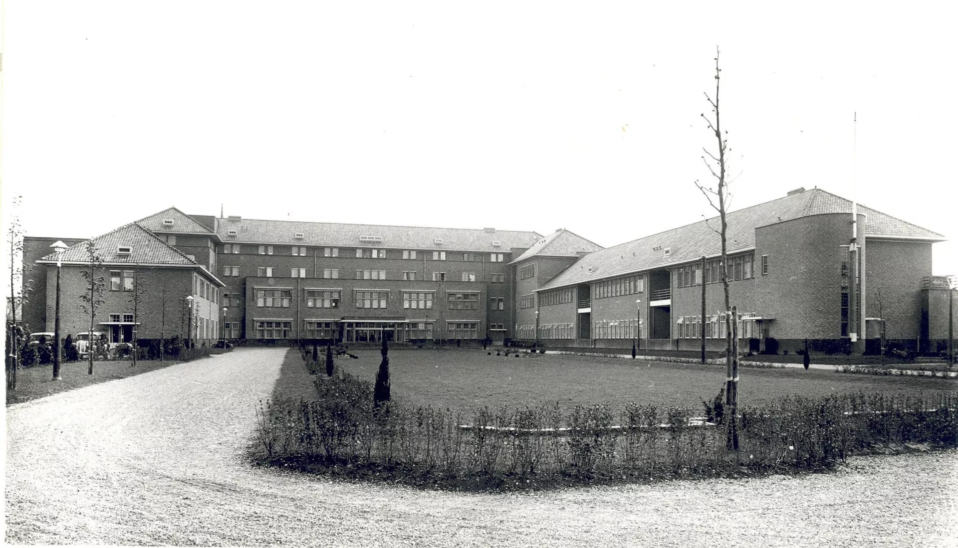 Historische zwart-witfoto van het Sint Bonifatius Hospitaal.