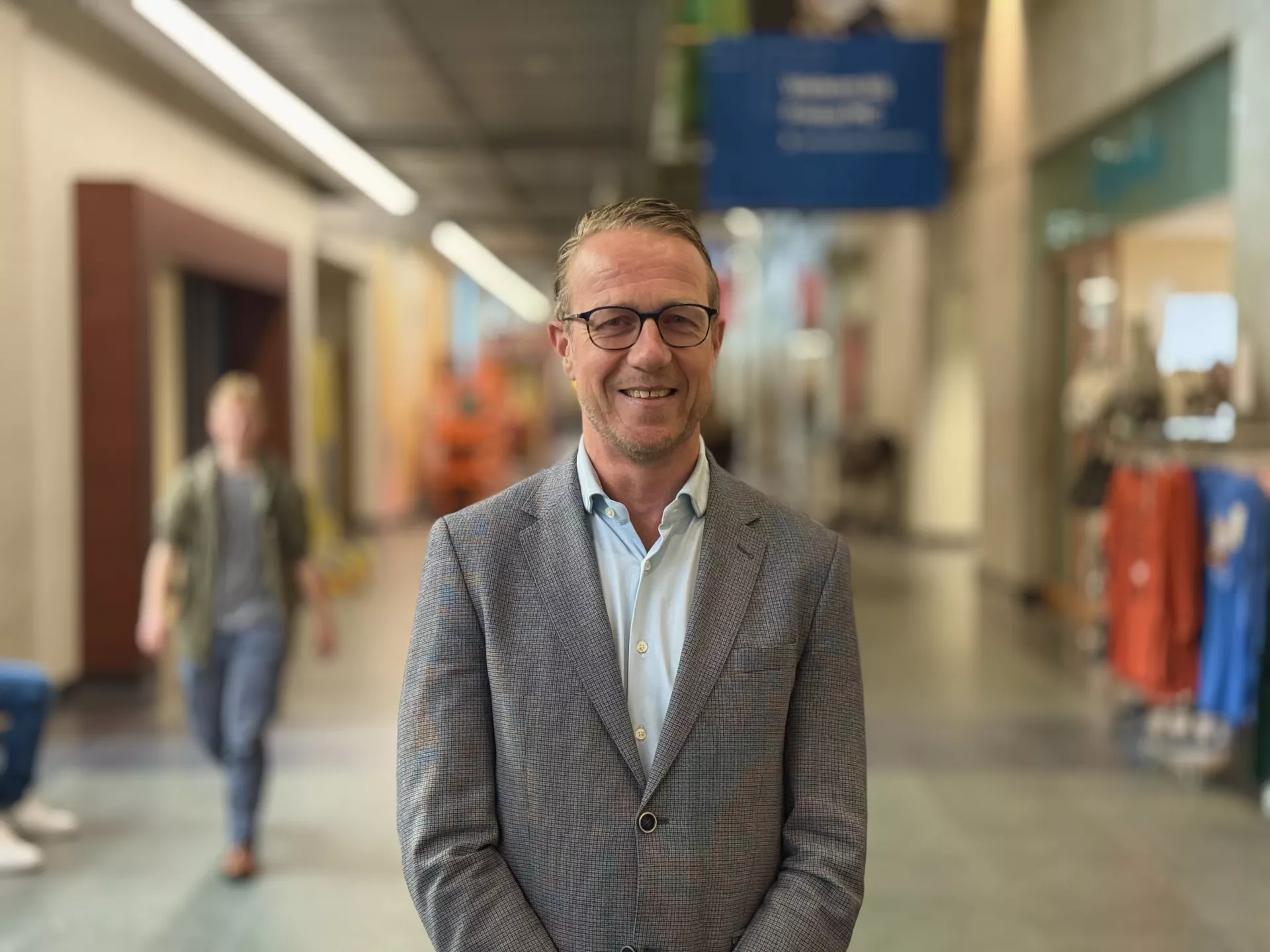 Bestuurder Tjeerd Rijpma in de gang van het ziekenhuis.