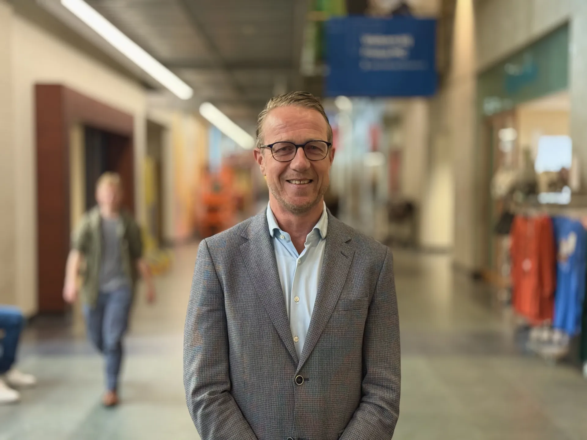 Bestuurder Tjeerd Rijpma in de gang van het ziekenhuis.