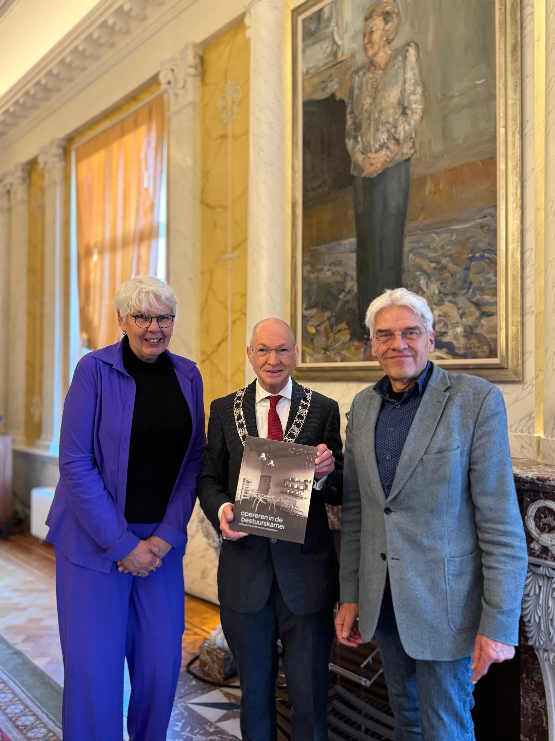 Erica Schaper (bestuursvoorzitter Frisius MC), Gijs Jacobse (loco-burgemeester gemeente Leeuwarden) en Frits Mostert (auteur) met het boek.