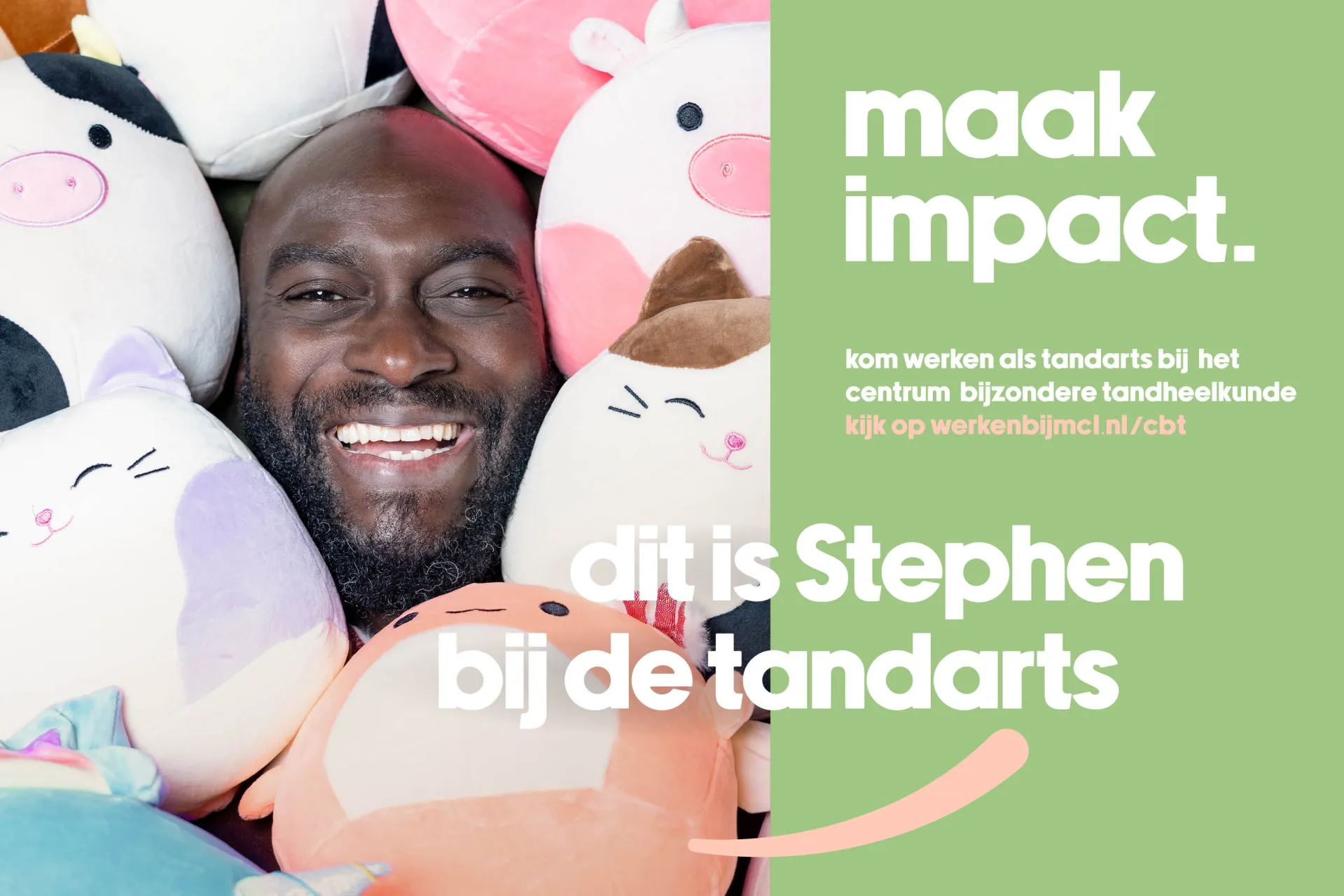 Een glimlachende man te midden van knuffeldieren met een tekst over tandartswerk.