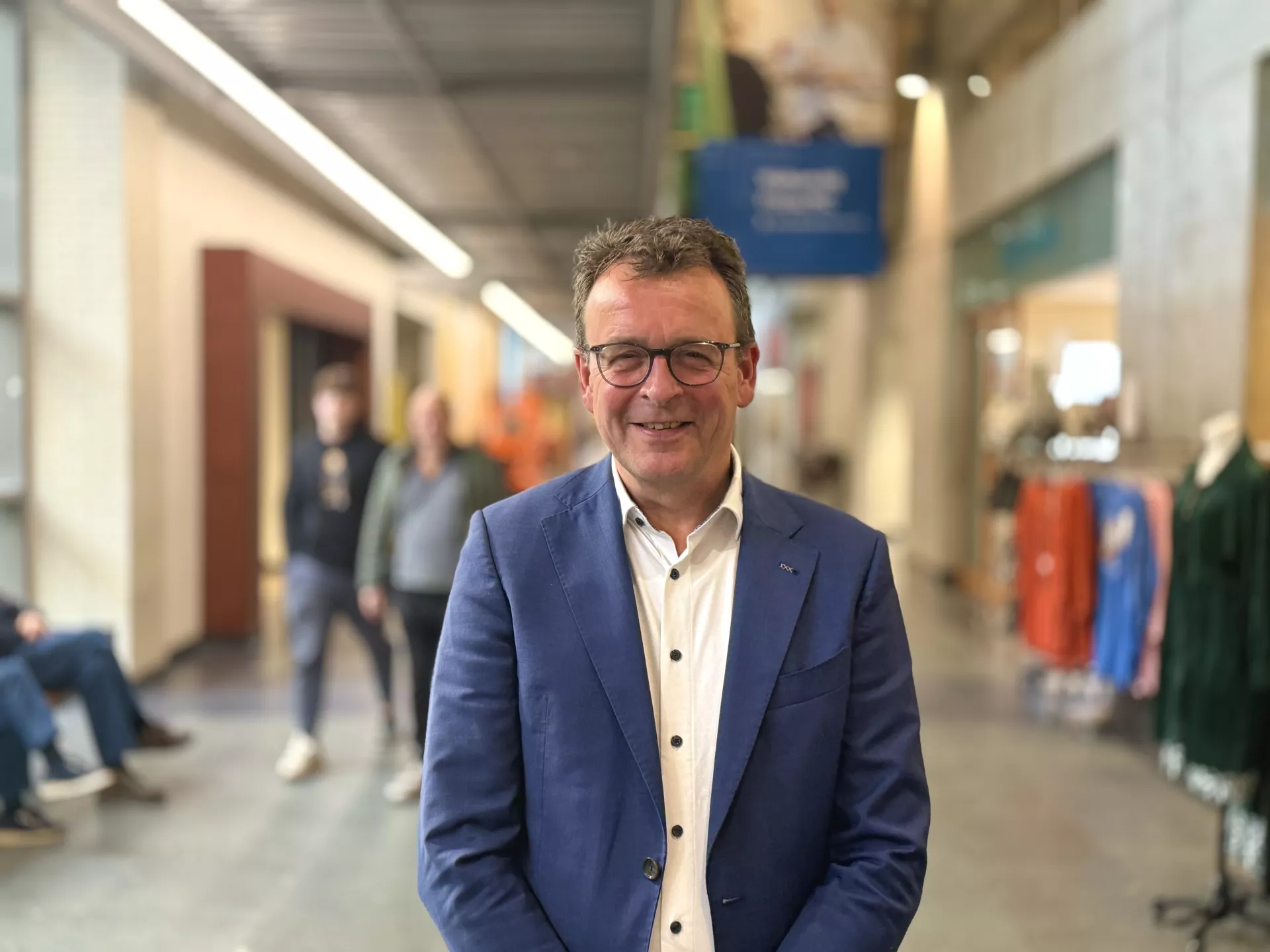 Bestuurder Patrick Vink in de gang van het ziekenhuis.
