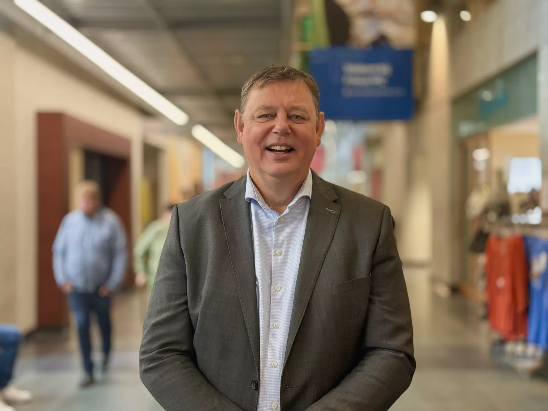 Bestuurder Jan Martin Wijnsma in de gang van het ziekenhuis.