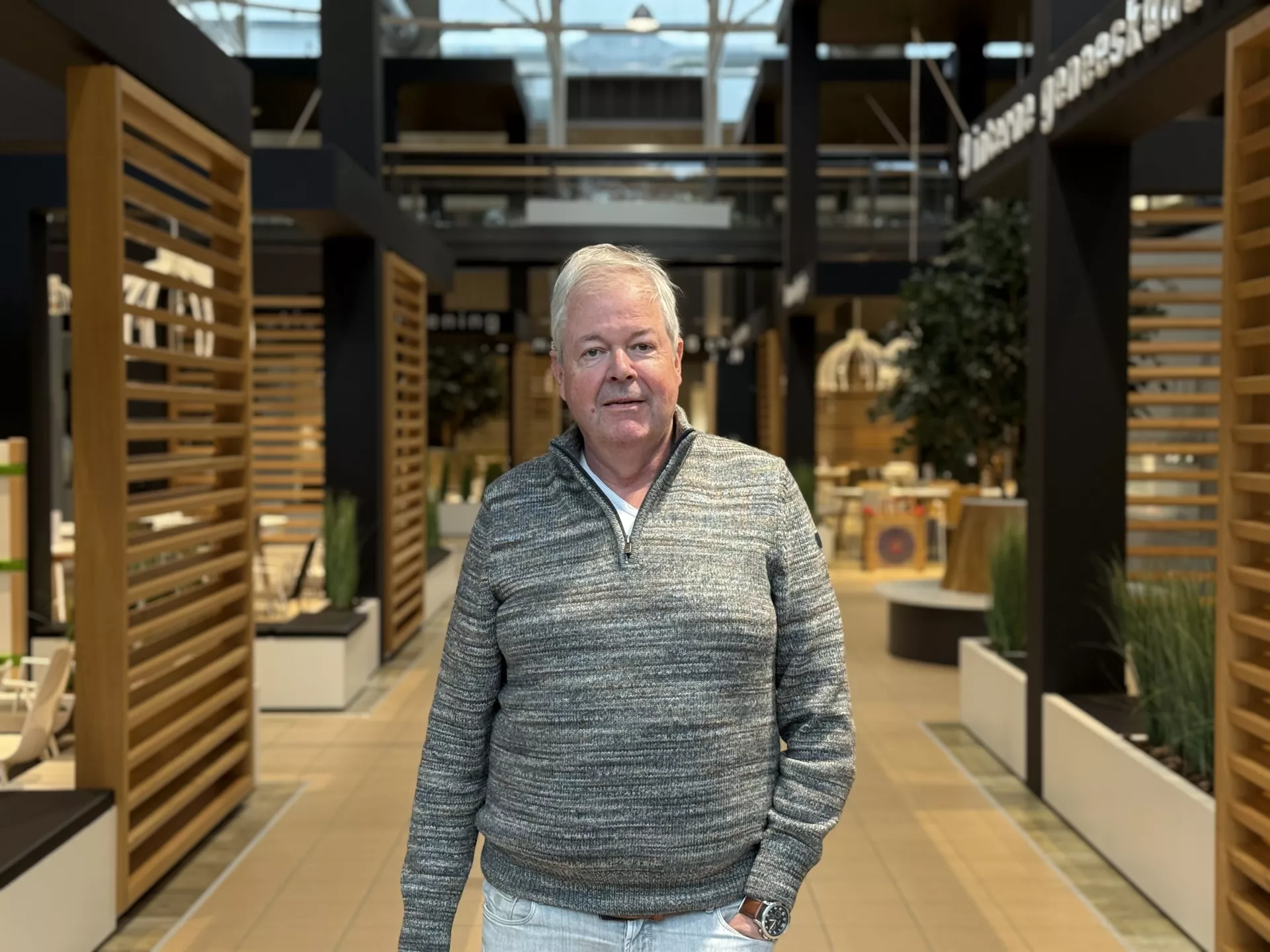Hans Gijsen, lid cliëntenraad, in de gang van het ziekenhuis.