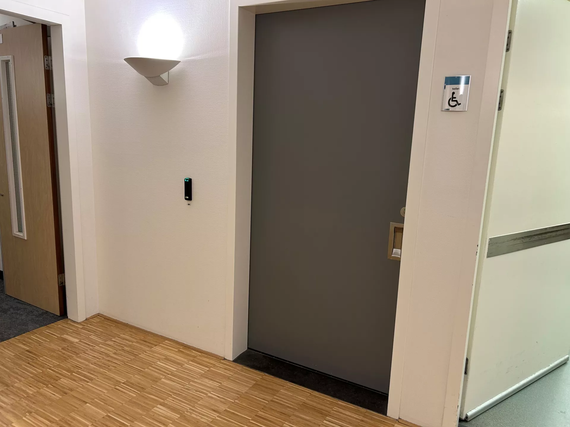 Deur voor een mindervalidetoilet.