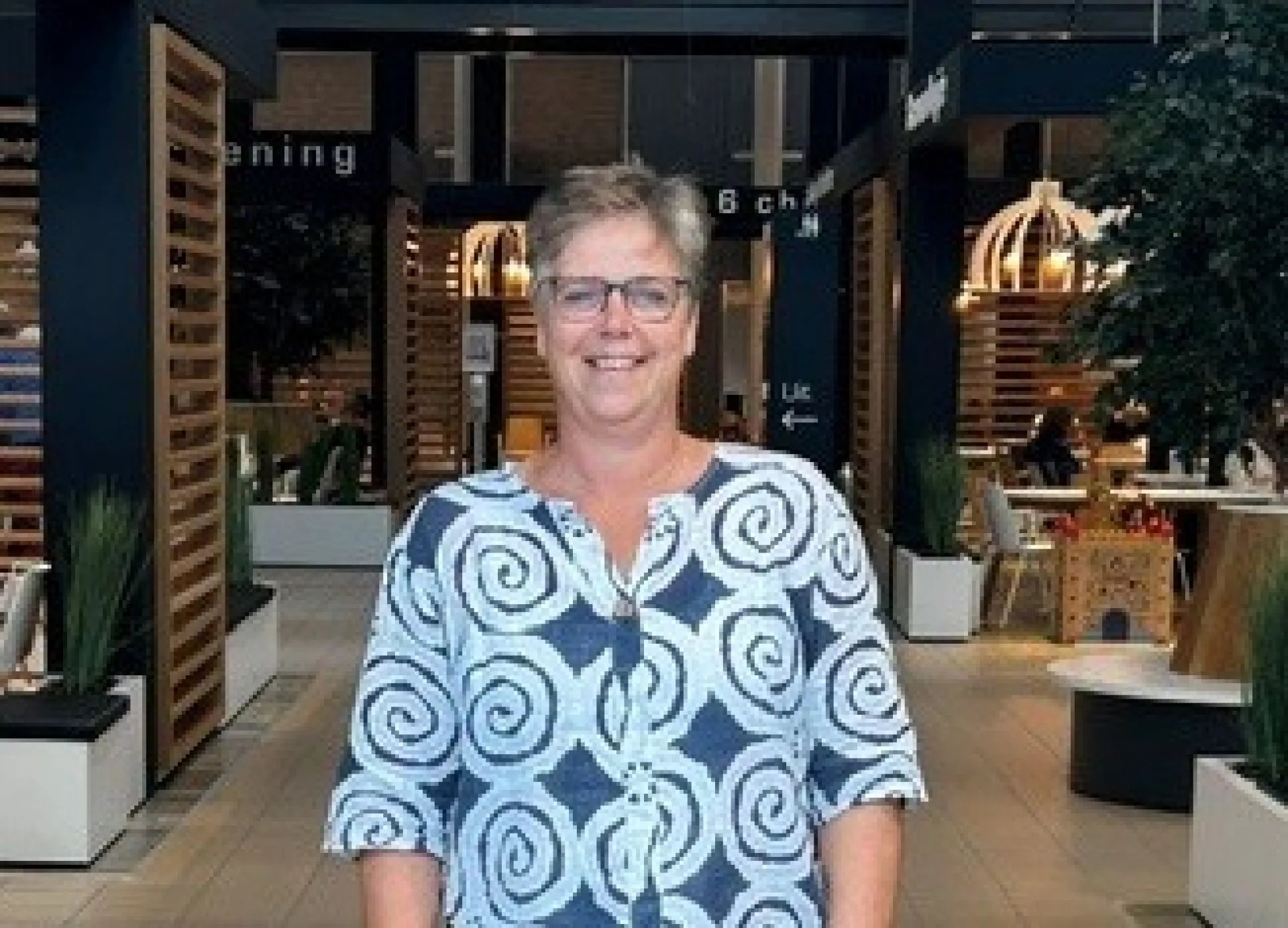 Rineke Benjamins, ondersteuning cliëntenraad, in de gang van het ziekenhuis.