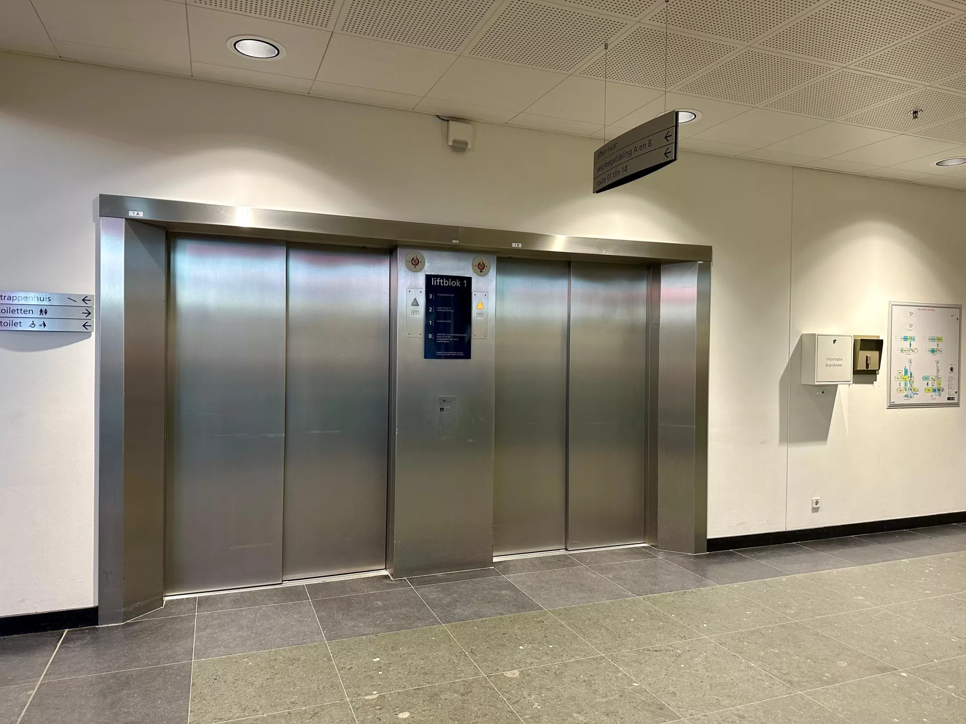 Zilverkleurige liftdeuren in het ziekenhuis.