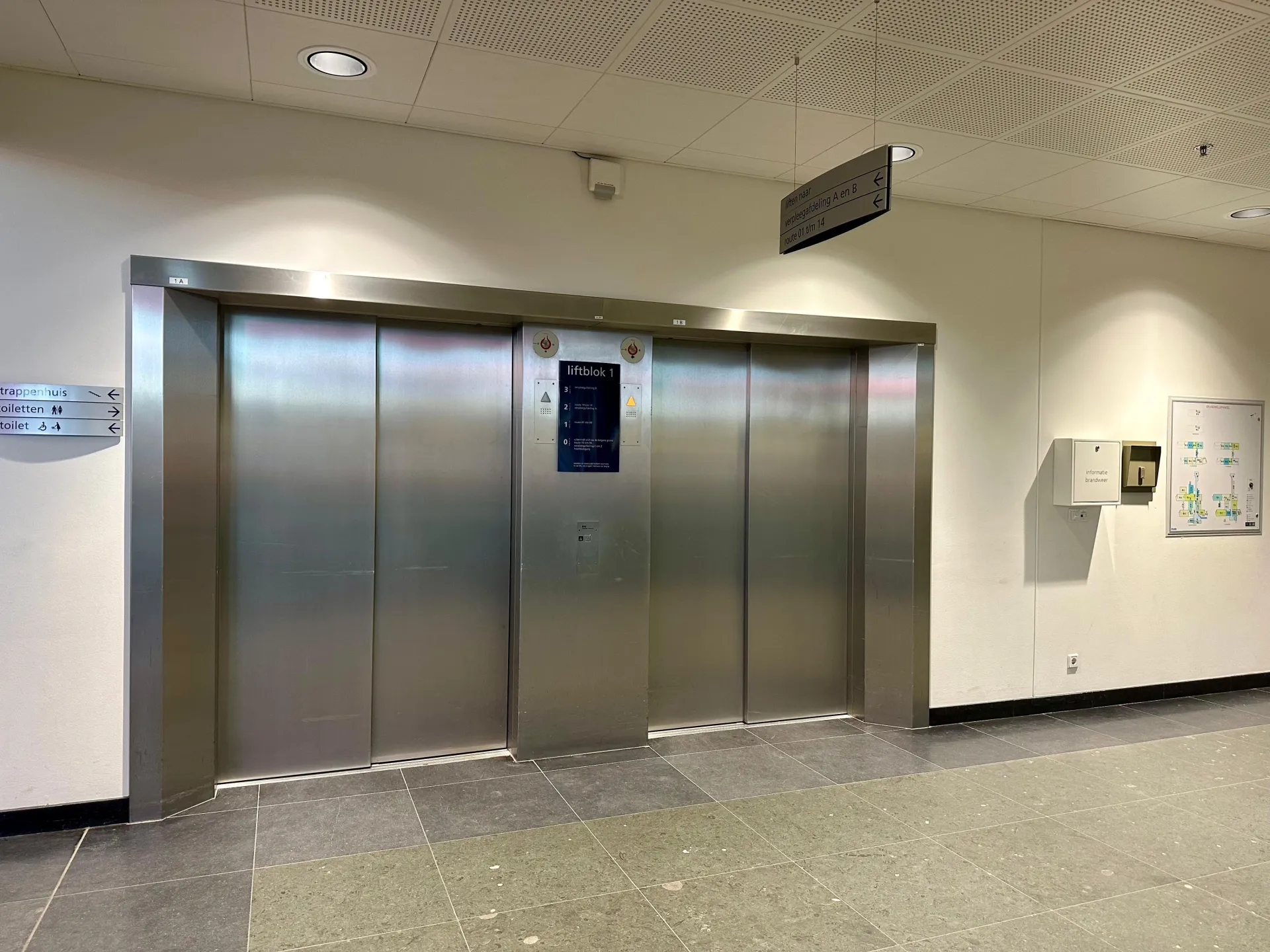 Zilverkleurige liftdeuren in het ziekenhuis.