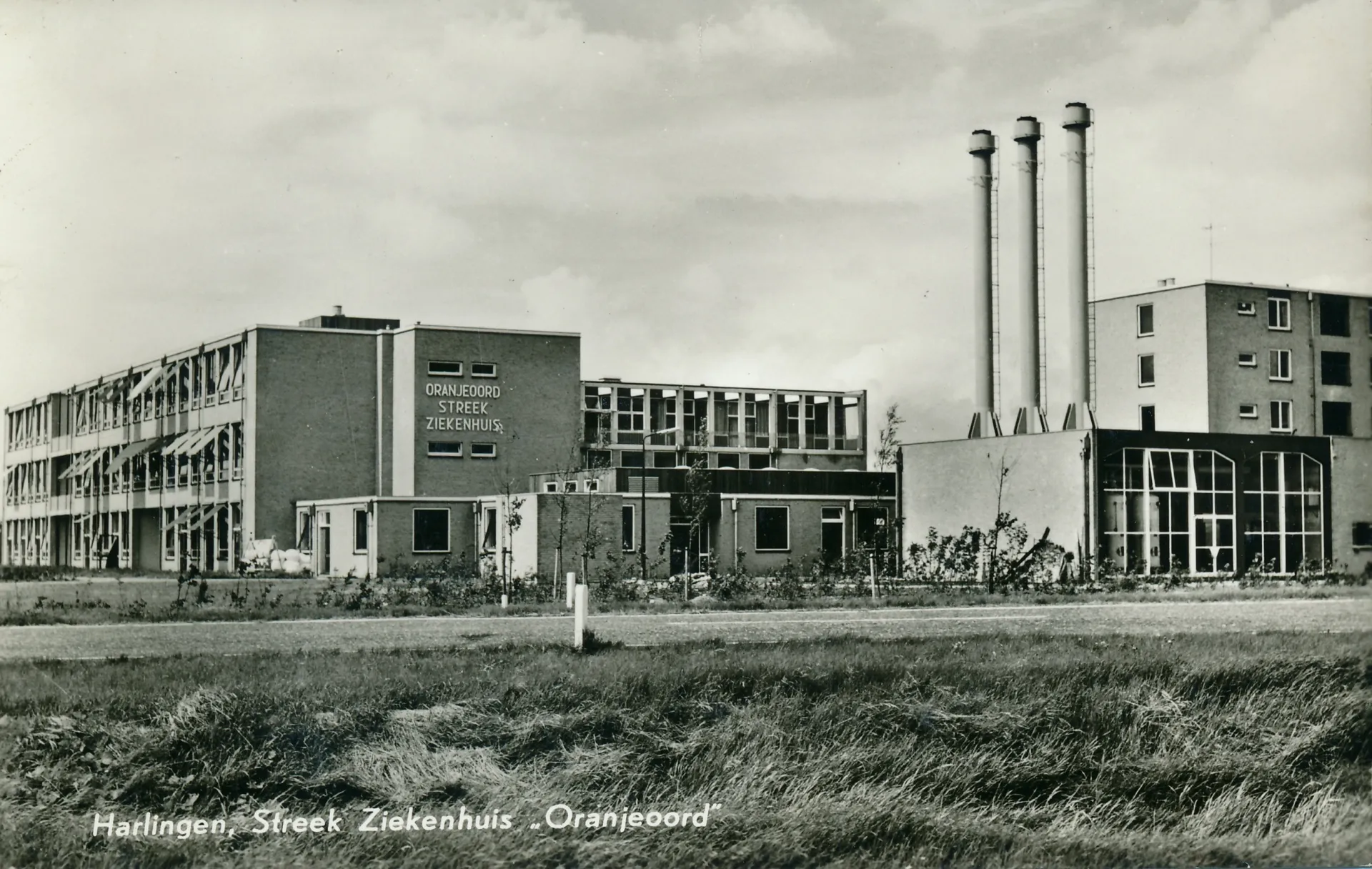 Zwart-witfoto van het toenmalige streekziekenhuis Oranjeoord in Harlingen.