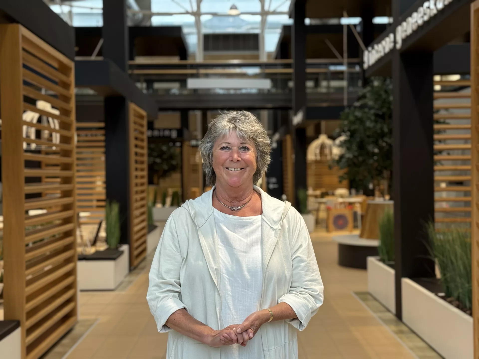 Petra de Rijke, lid cliëntenraad, in de gang van het ziekenhuis.