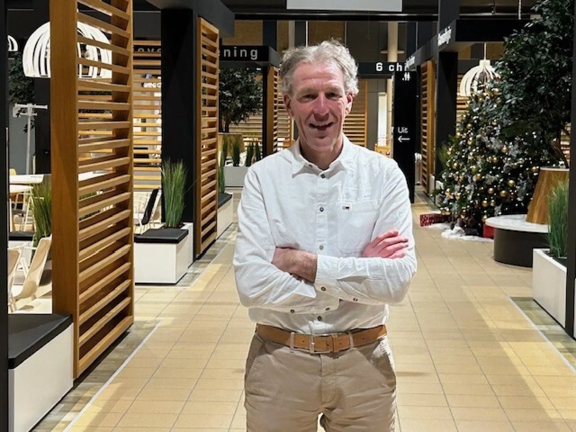 Henk Gijzen, co-voorzitter cliëntenraad, in de gang van het ziekenhuis.