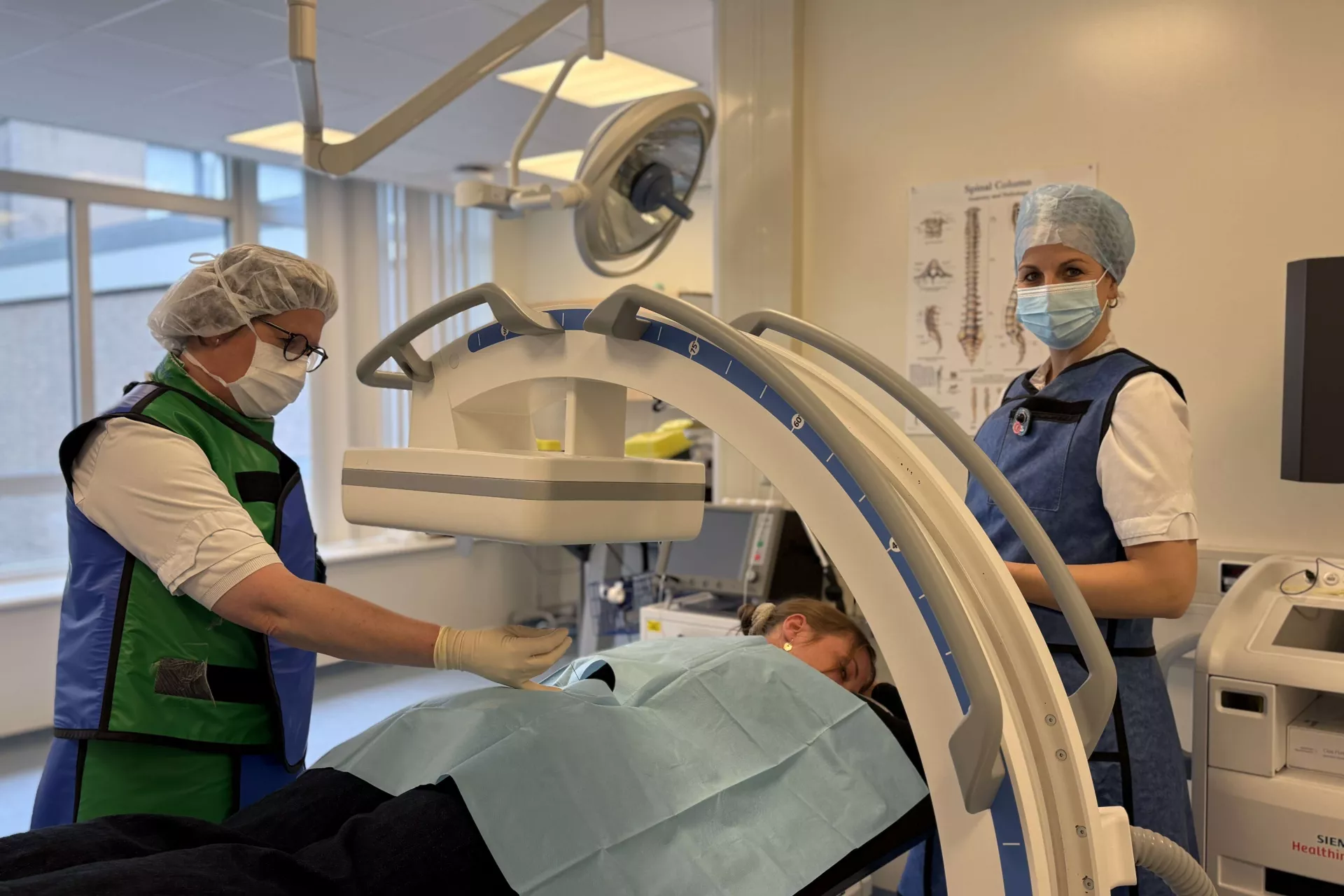 Medisch personeel voert een procedure uit in een ziekenhuisomgeving.