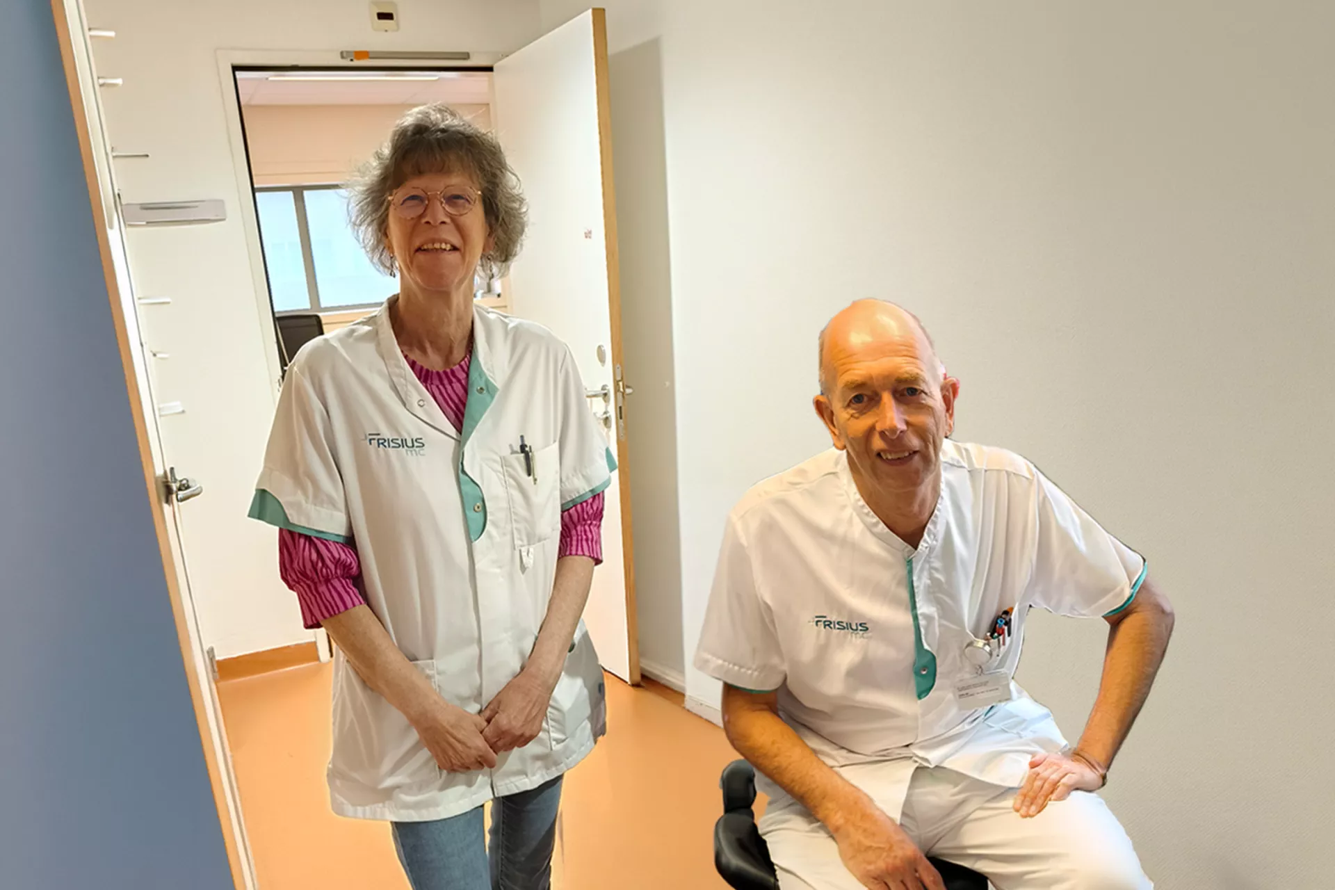 Twee medische professionals in een kliniek.