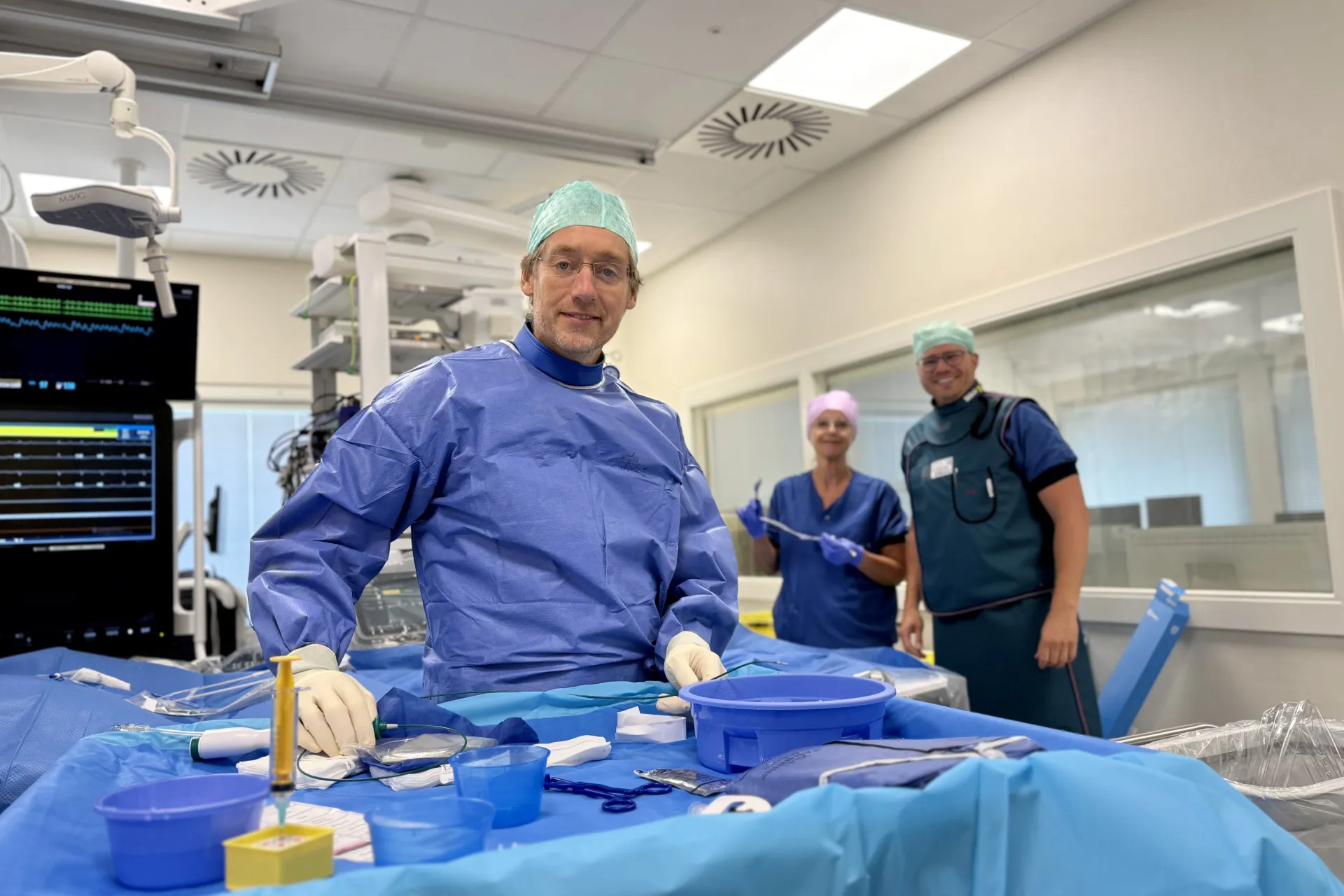 Medisch team van Frisius MC in operatiekamer met chirurgische instrumenten.