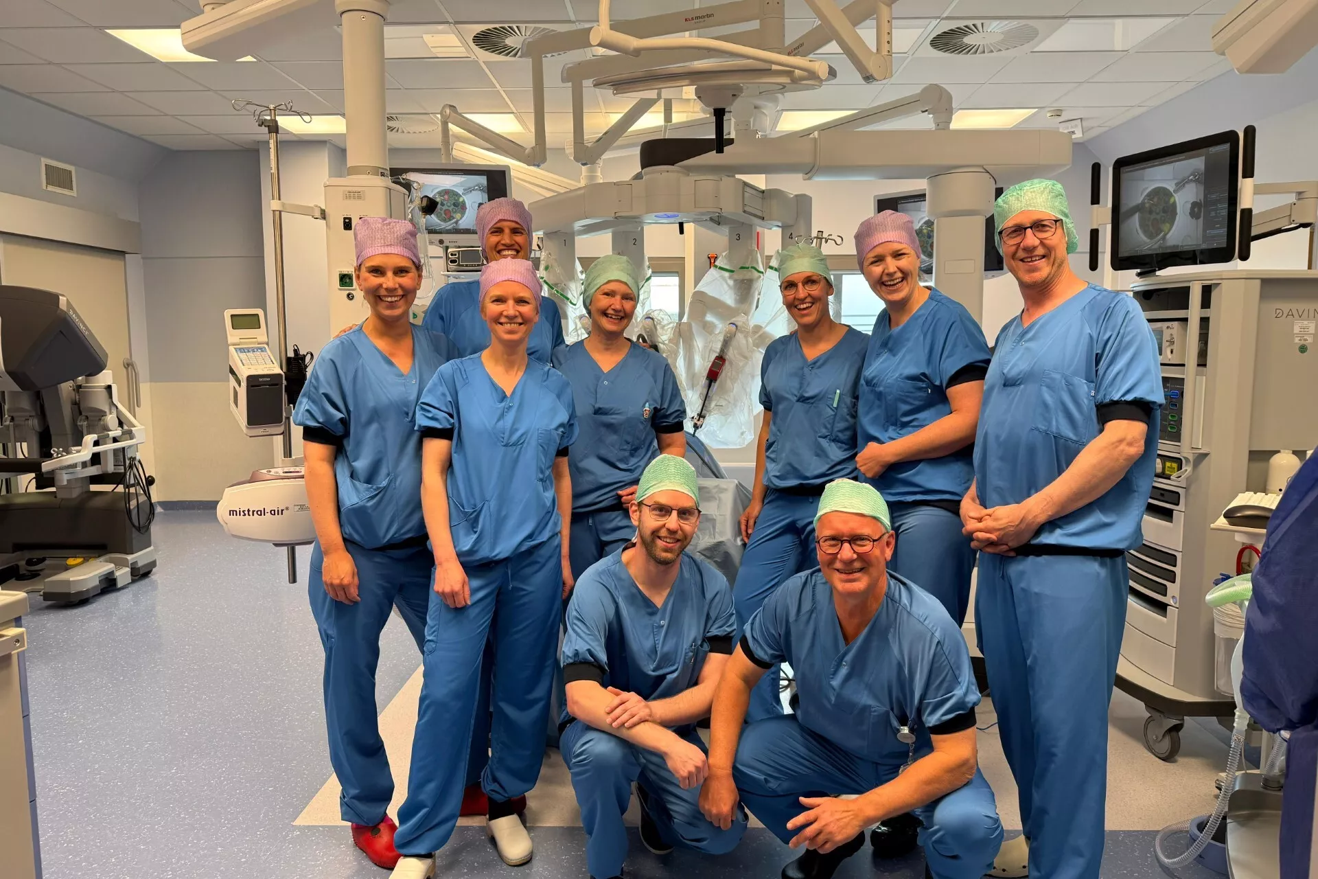Een team van chirurgen in een operatiekamer.