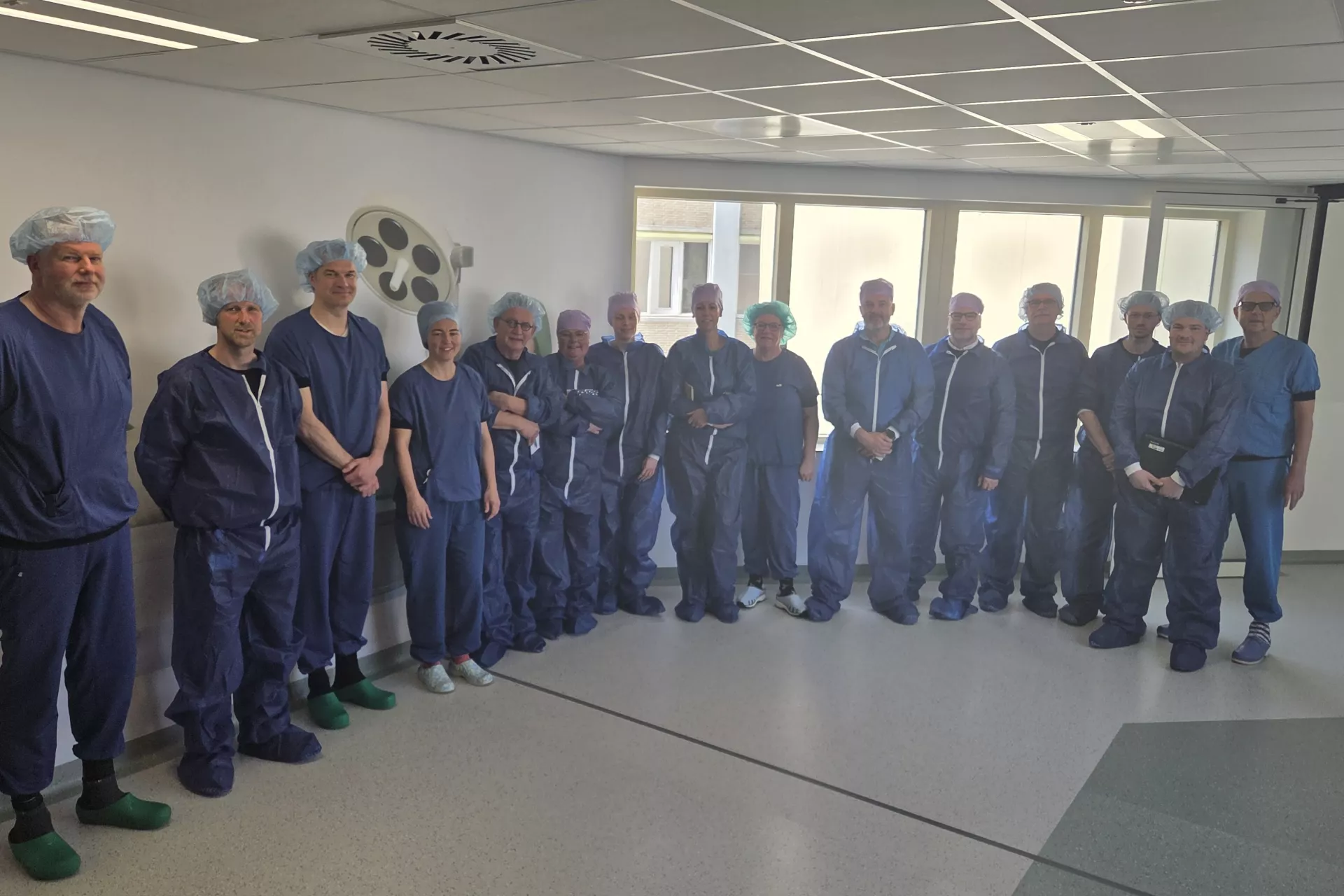 Een groep operatiemedewerkers in de gang van het ziekenhuis.