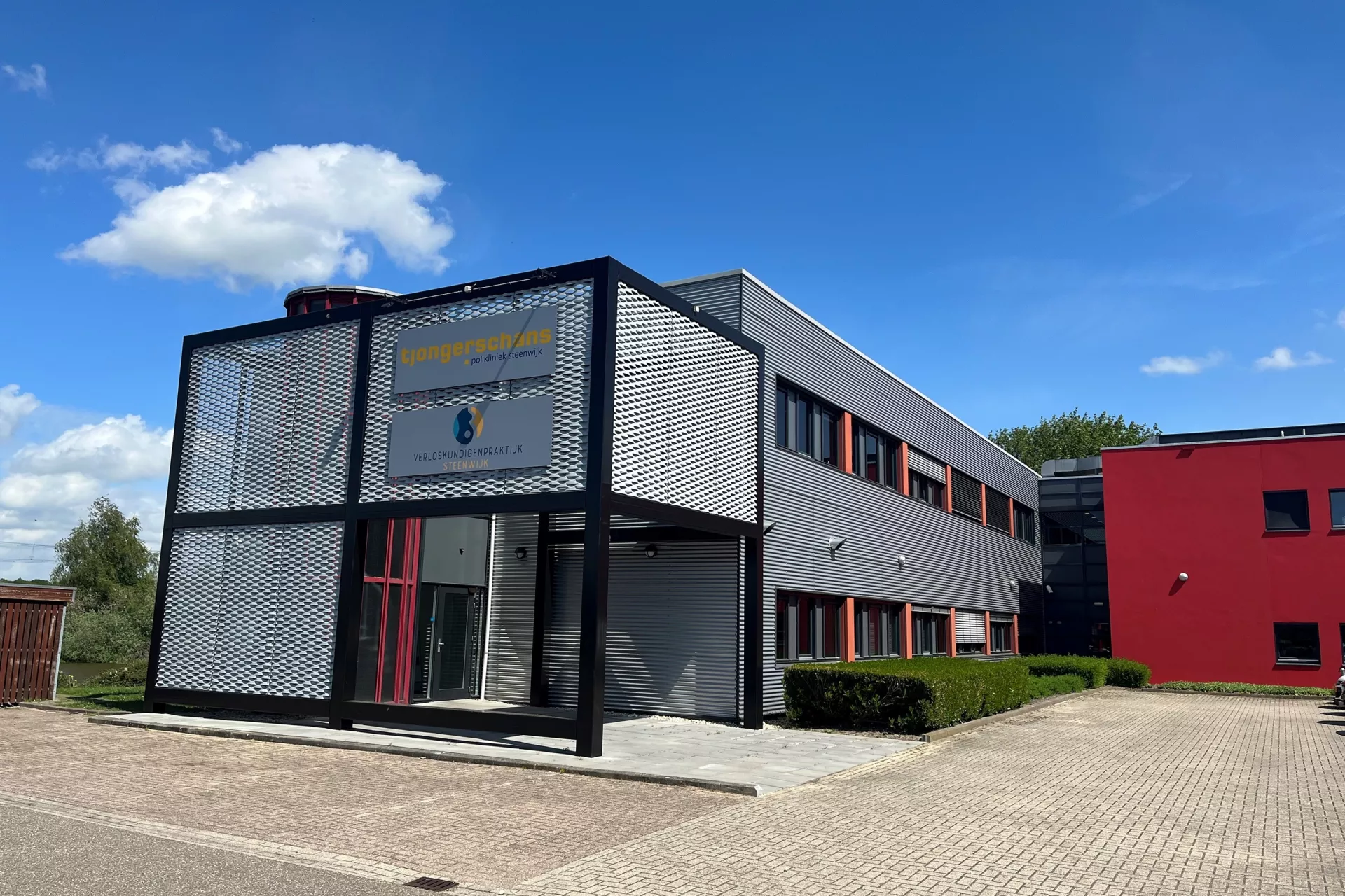 Vooraanzicht van Frisius MC Steenwijk met helderblauwe lucht op de achtergrond.