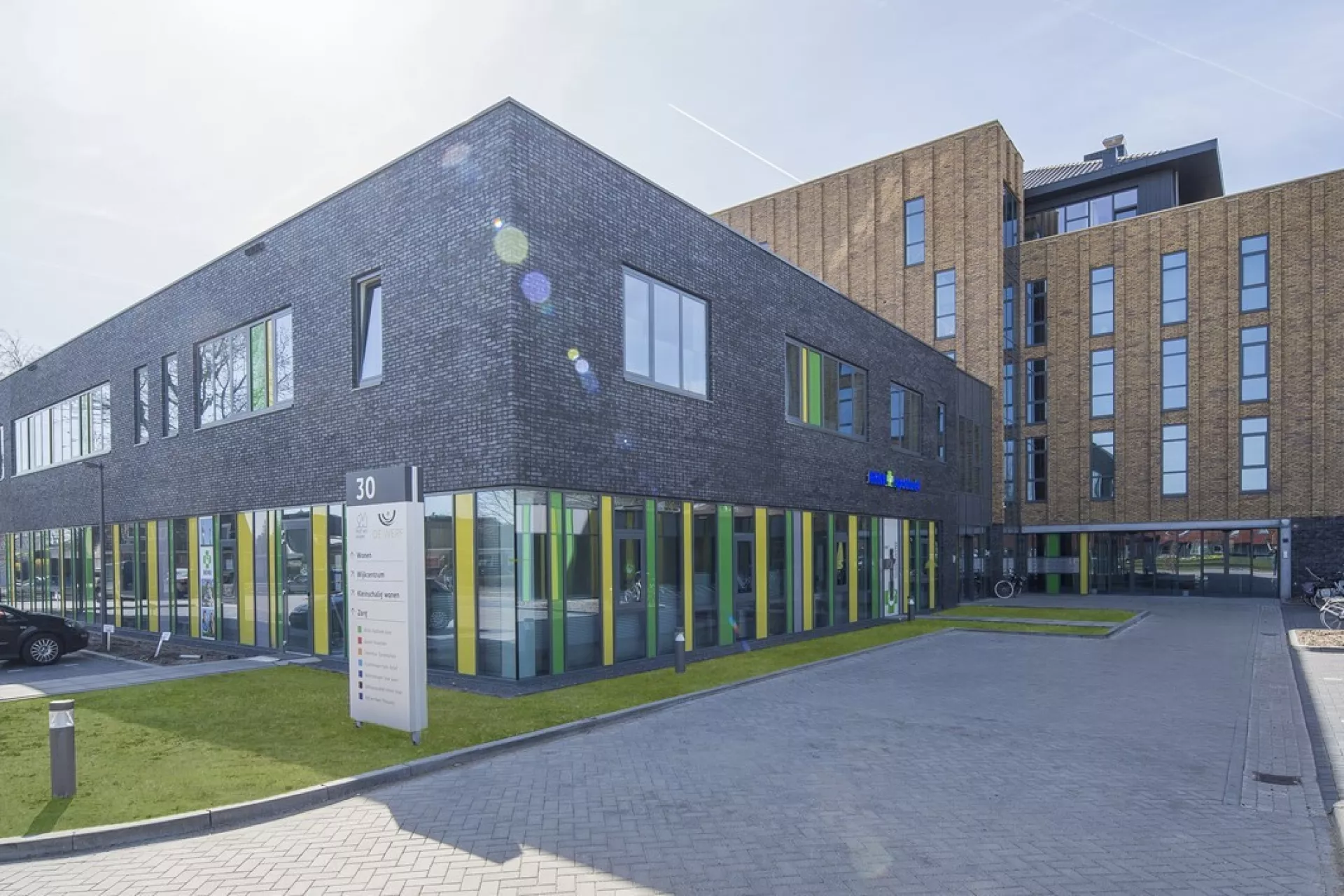 Vooraanzicht van locatie Frisius MC Joure met glazen en bakstenen gevel.