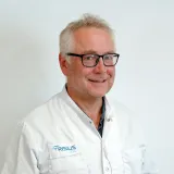 Zorgverlener van Frisius MC kijkt naar de camera.