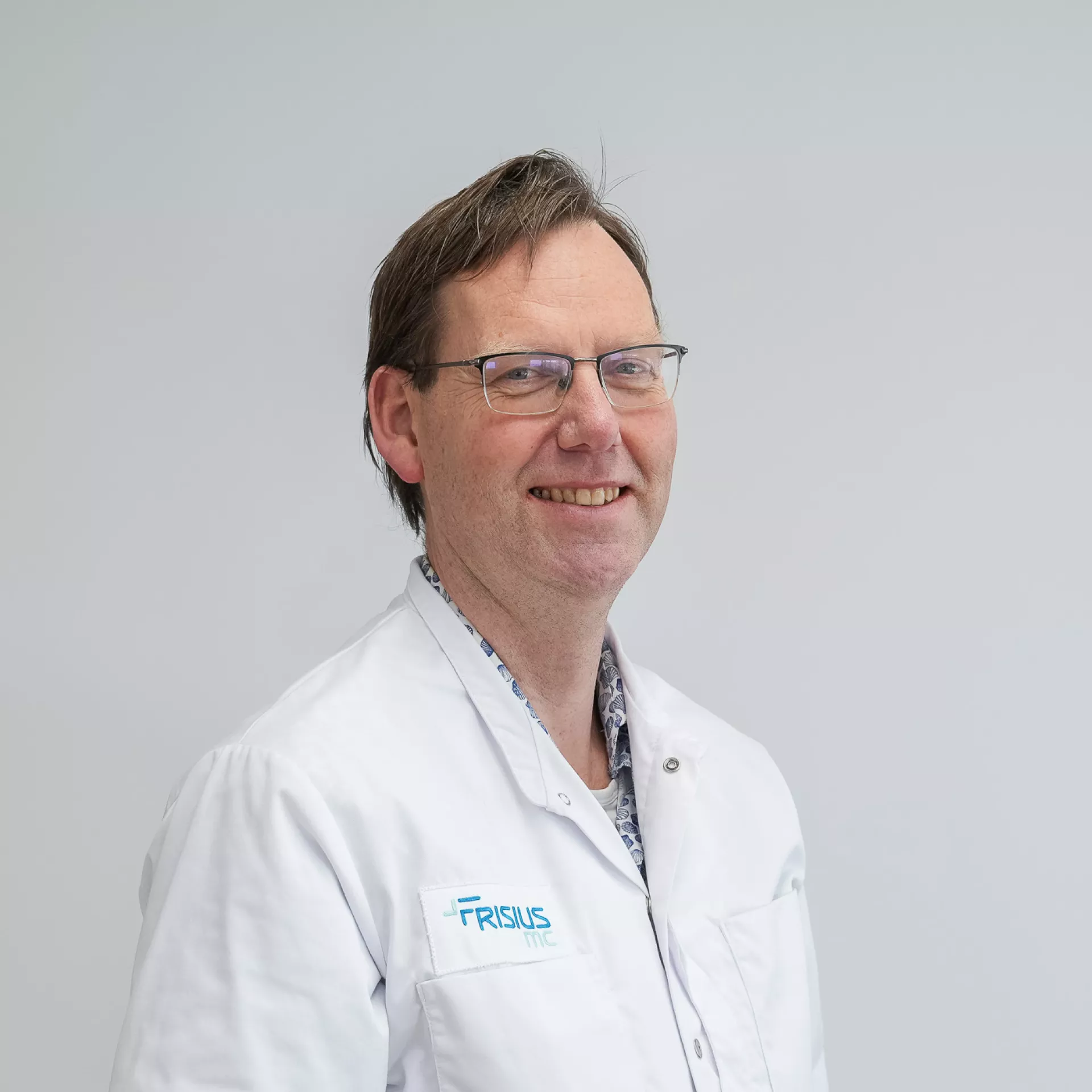 Zorgverlener van Frisius MC kijkt naar de camera.