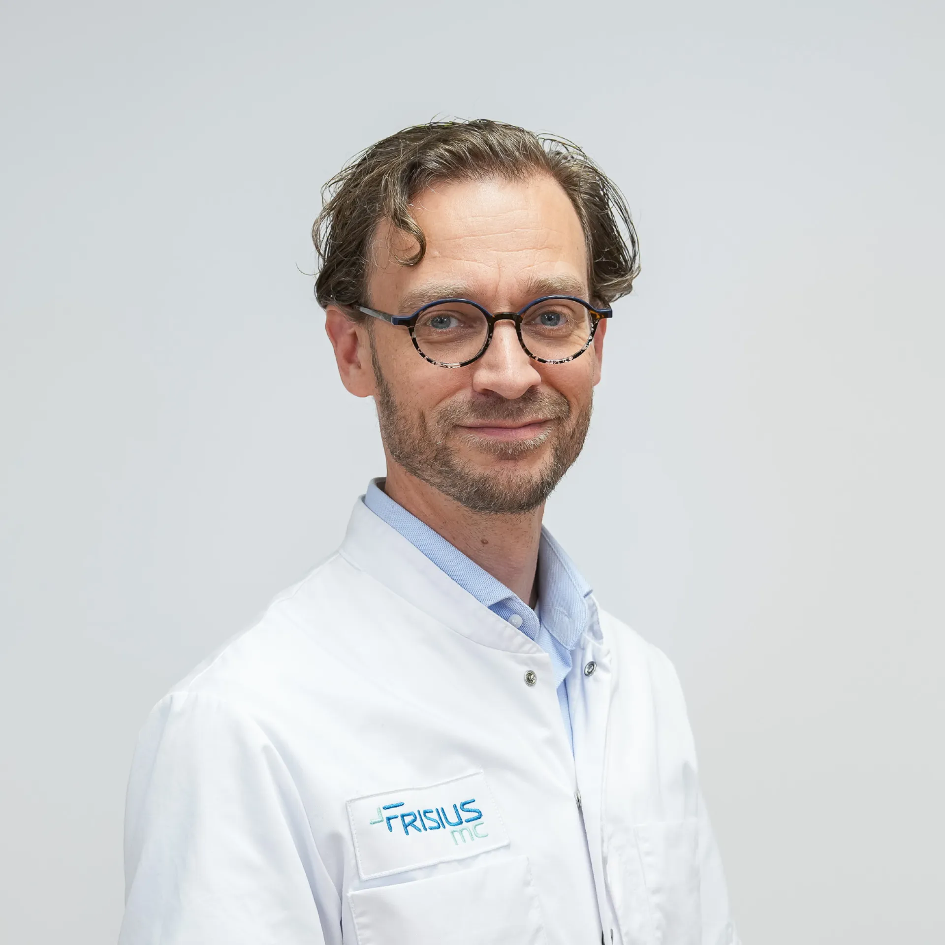 Zorgverlener van Frisius MC kijkt naar de camera.