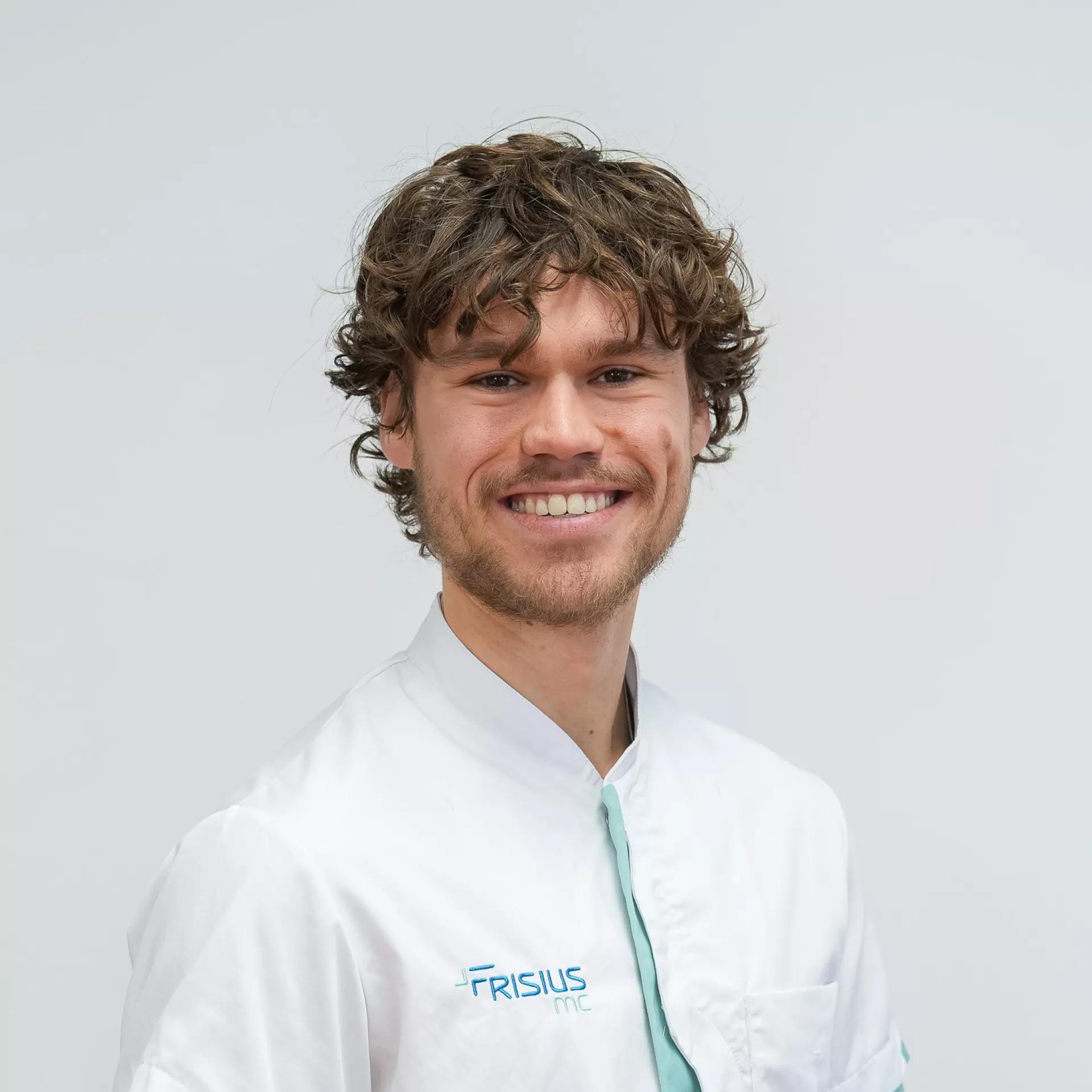 Zorgverlener van Frisius MC kijkt naar de camera.