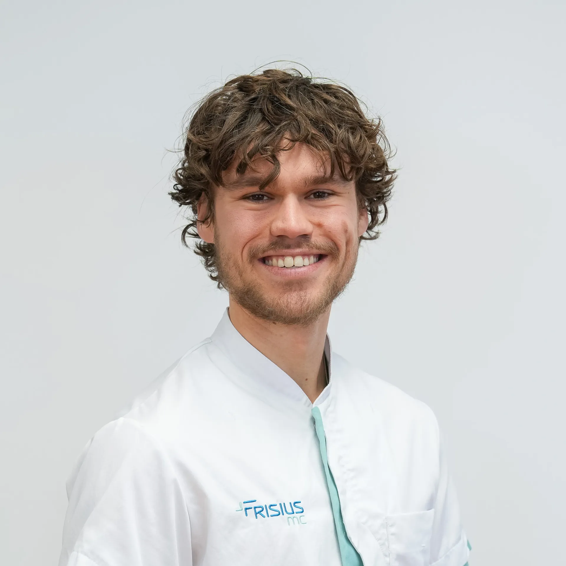 Zorgverlener van Frisius MC kijkt naar de camera.