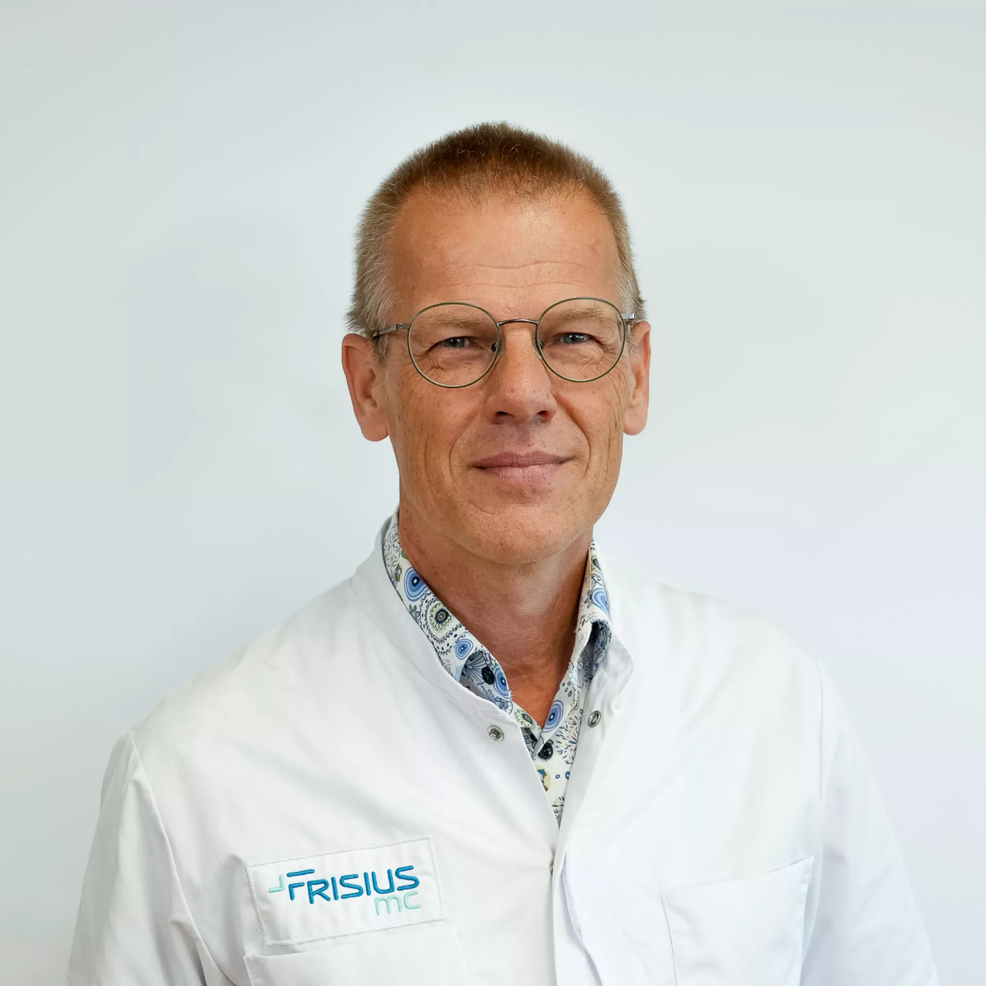 Zorgverlener van Frisius MC kijkt naar de camera.