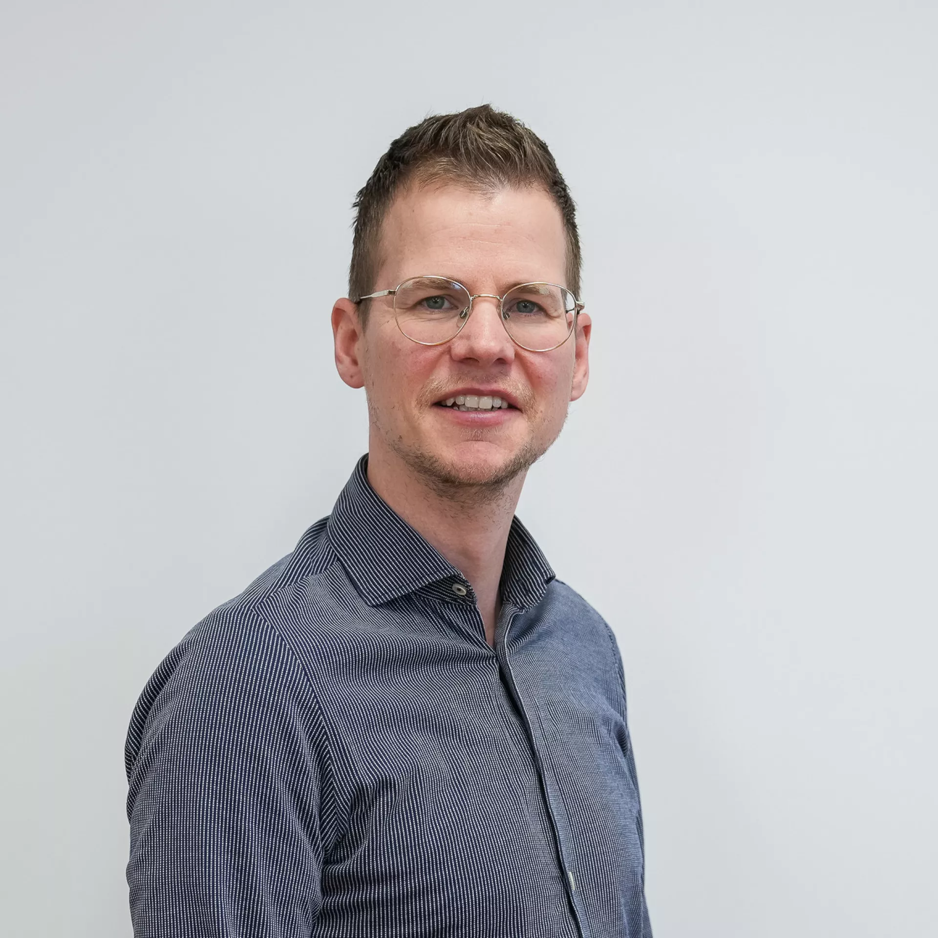 Zorgverlener van Frisius MC kijkt naar de camera.